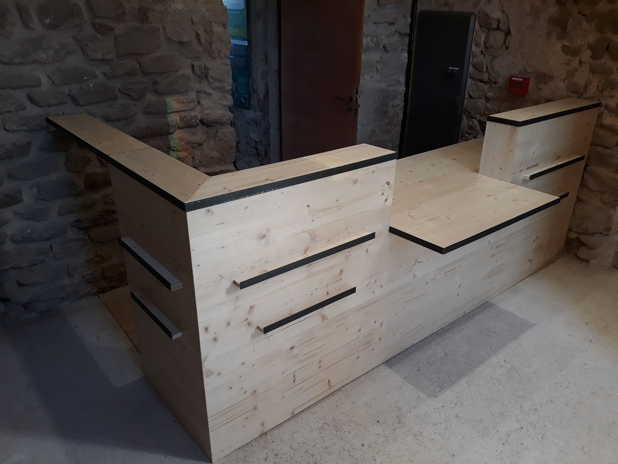 Fabrication et installation d'une banque d'accueil, Château d'Essalois SMAGL
