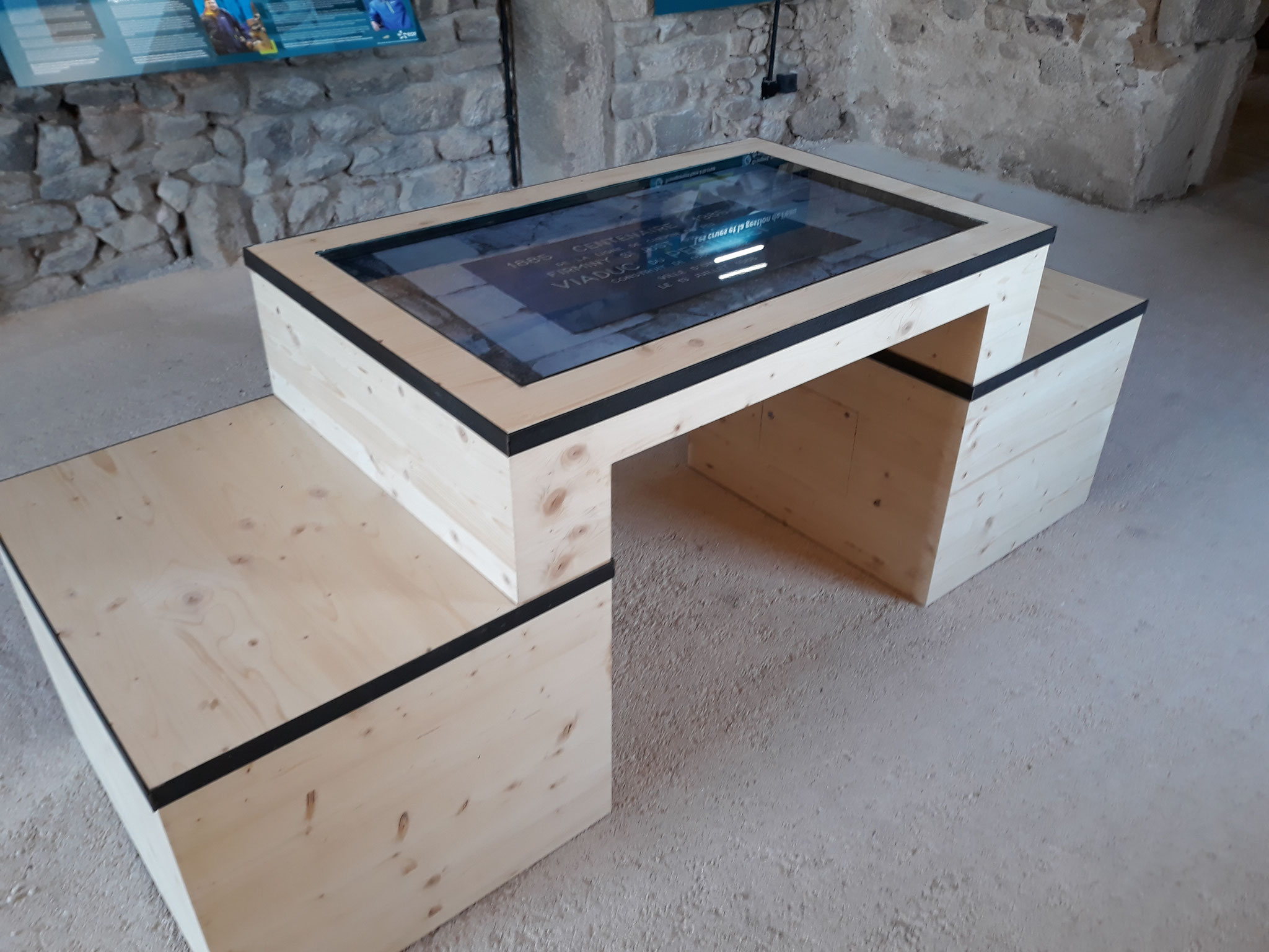 Fabrication et installation d'un mobilier avec intégration d'une diffusion vidéo, Château d'Essalois SMAGL
