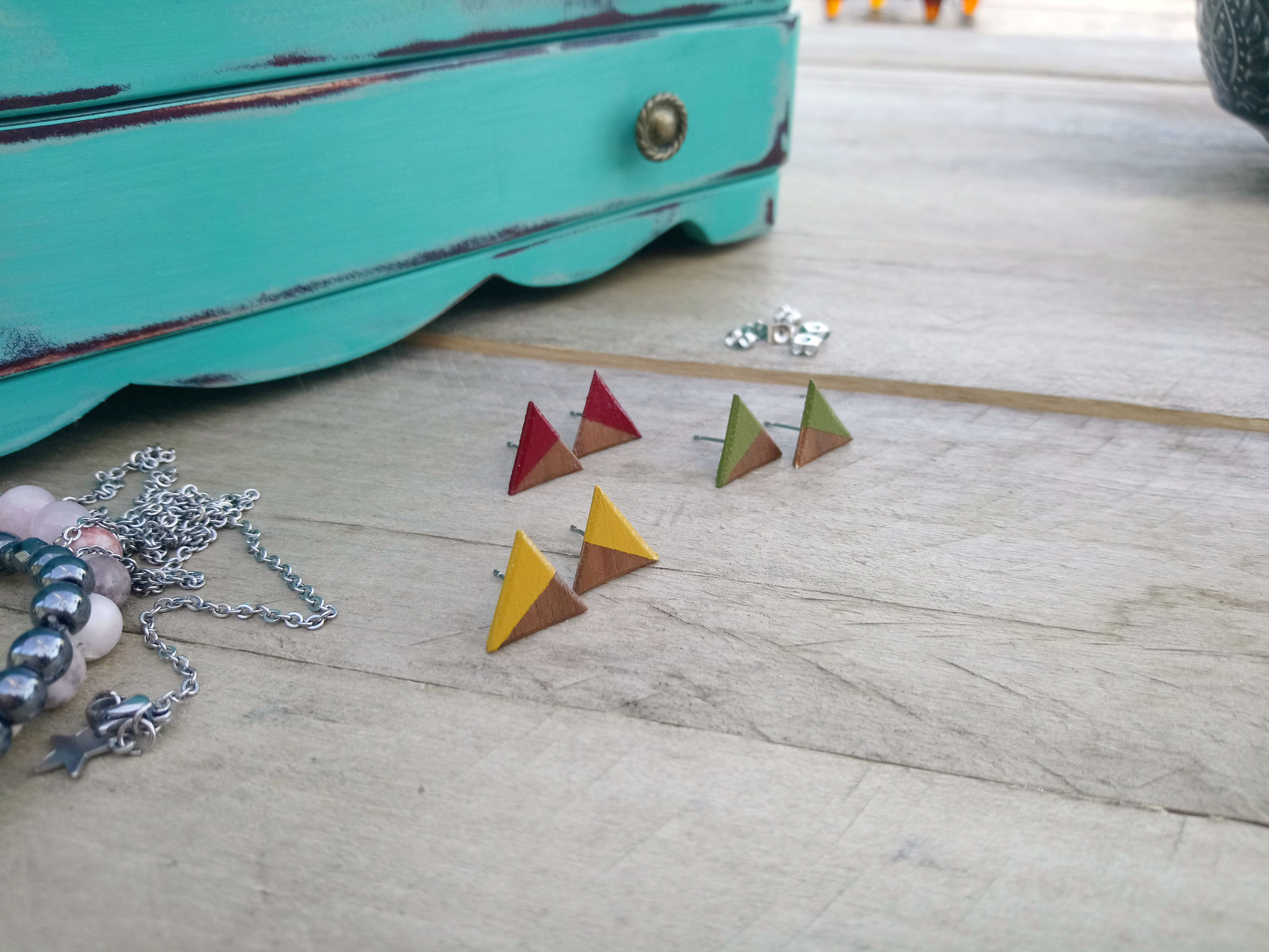 Minis triangles "puces / studs" en bois avec tiges en acier inoxydable