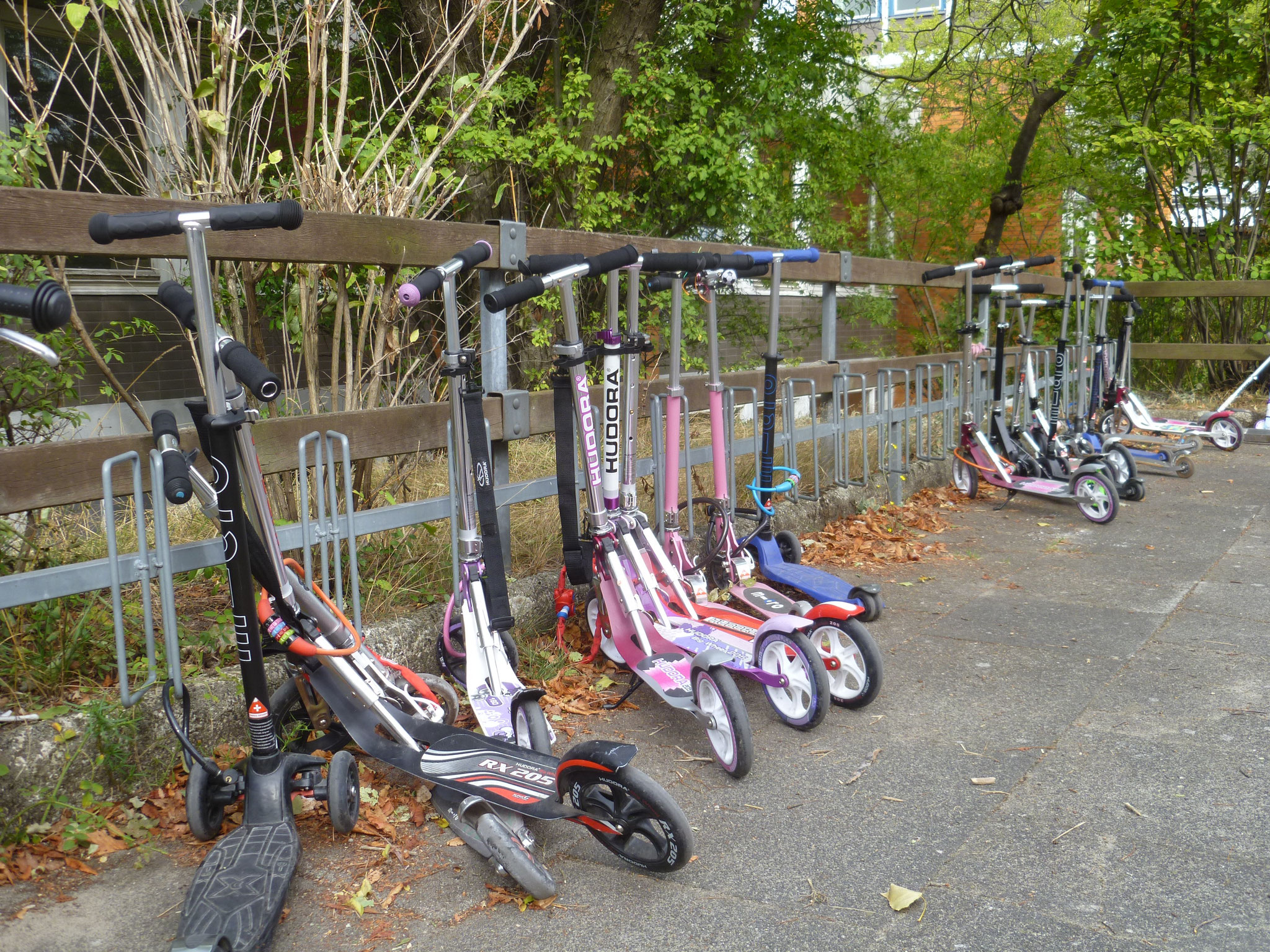 Viele Kinder kommen mit dem Roller.