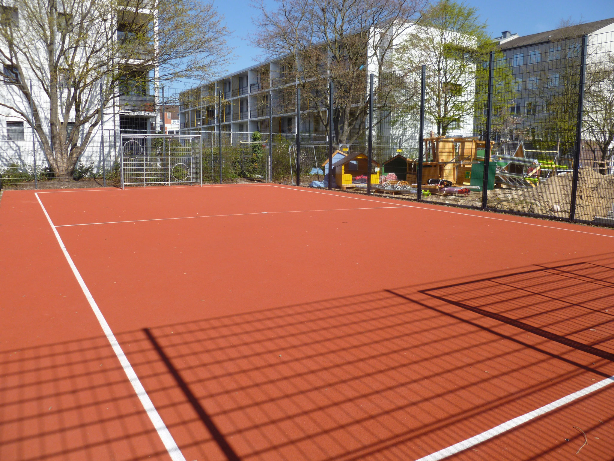 Einen Fußballplatz haben wir, ... 