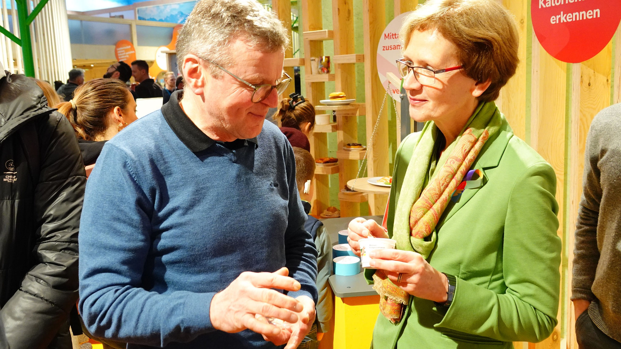Dr. Margareta Büning-Fesel mit Peter Vogel vom  Biohof Vogel, Copyright: BLE