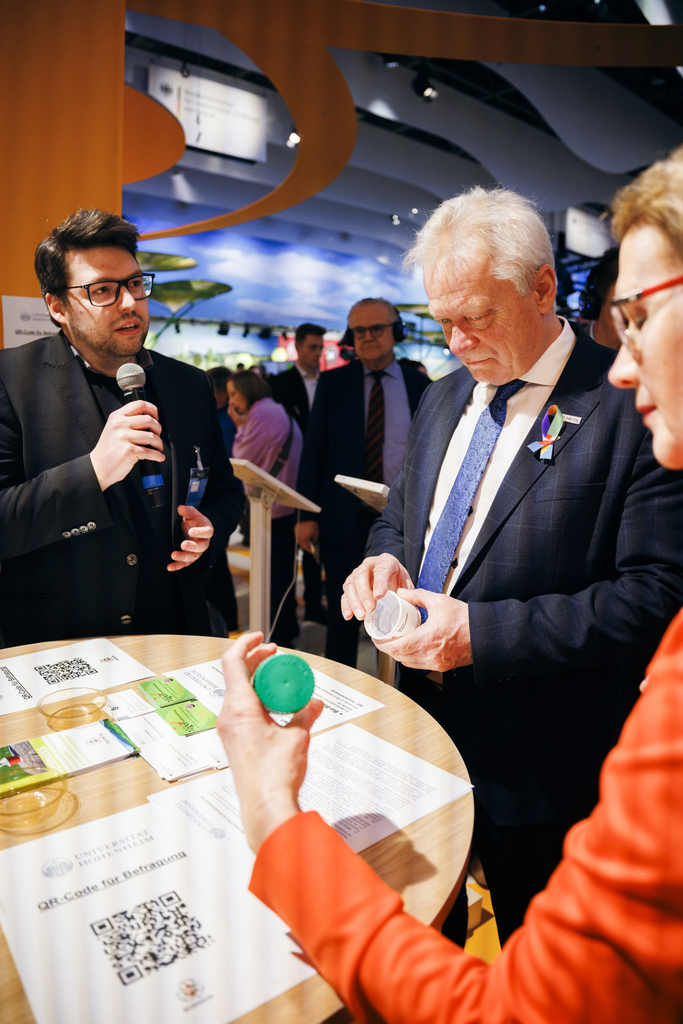Alois Rainer, Dr. Margareta Büning-Fesel und Max Sturm am Stand, Copyright: BMLEH/Photothek