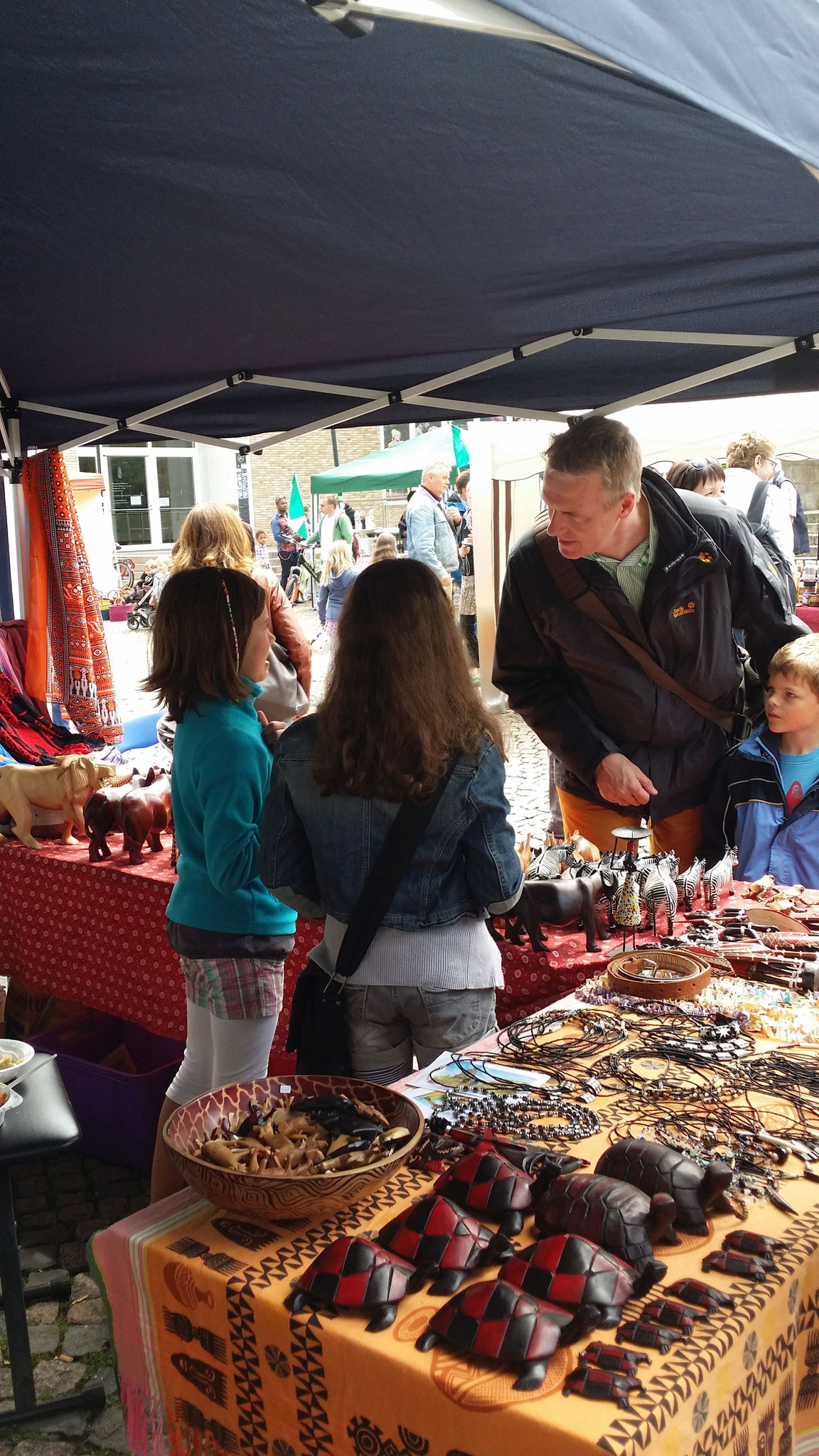 Schüler verkaufen Figuren auf dem Afrika-Festival in Osnabrück