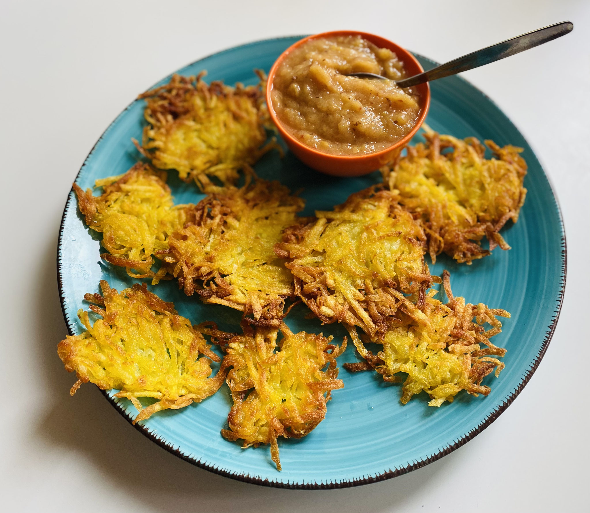 Da freuen sich auch die Kids: Kartoffelrösti mit Apfelmus in "basisch"