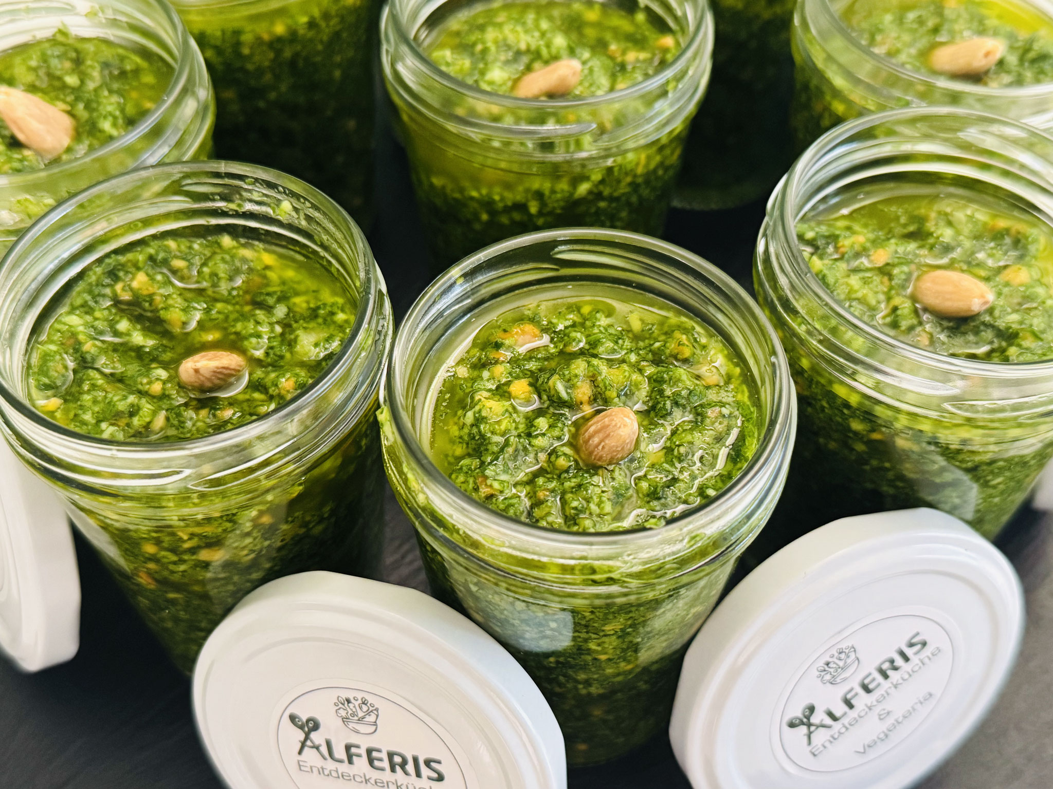 Homemade Pesto, wie z.B. Rucola-Mandel-Salzzitrone 