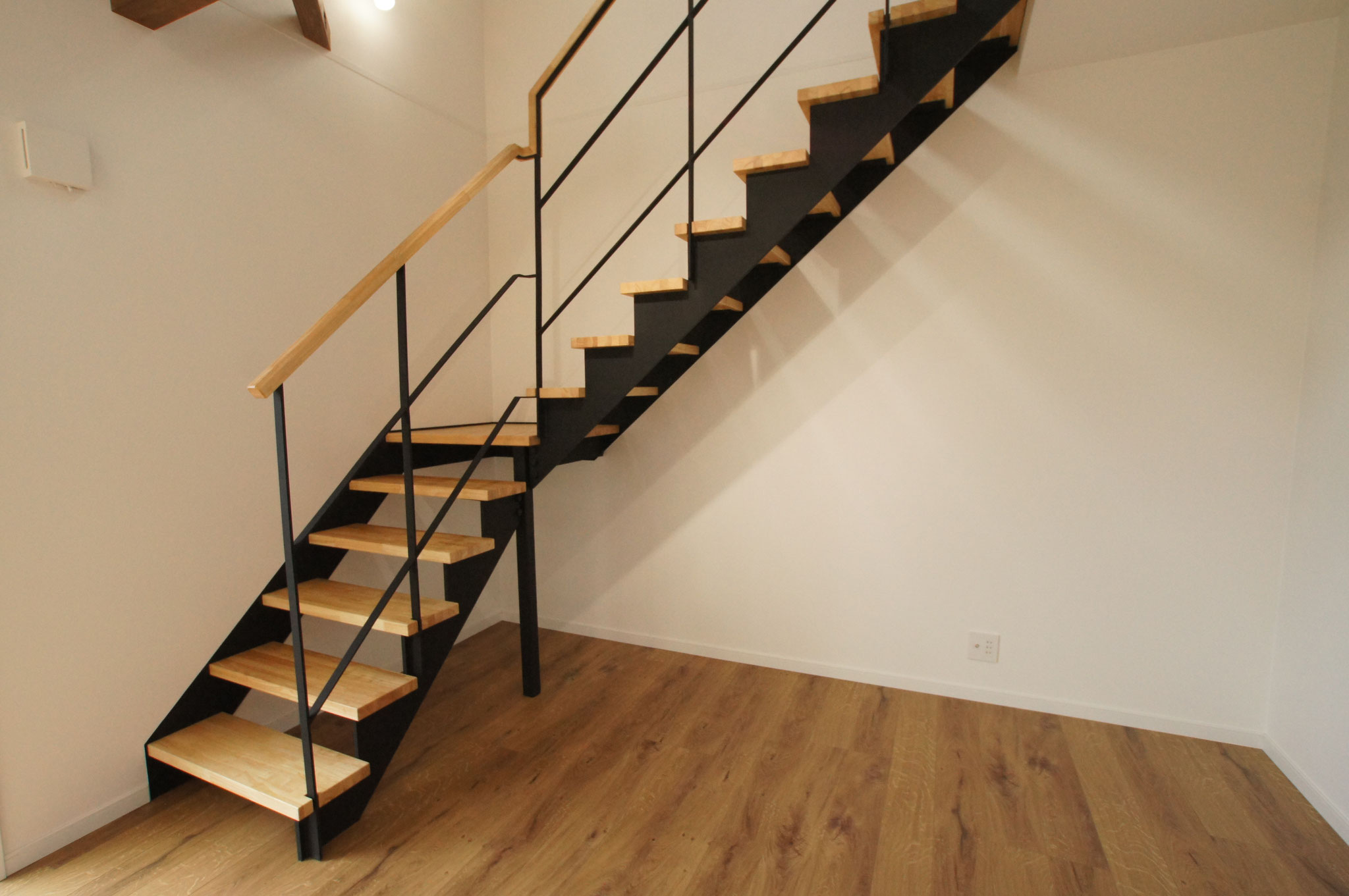 階段のフレームは鉄骨で踏板は木板を使用しています。リビングのデザインの一部としても活かされています。