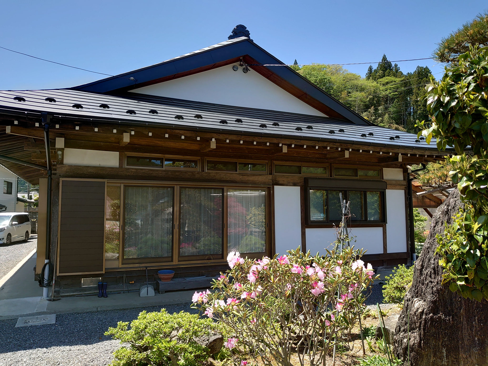 瓦にも引けを取らない屋根の完成です。
