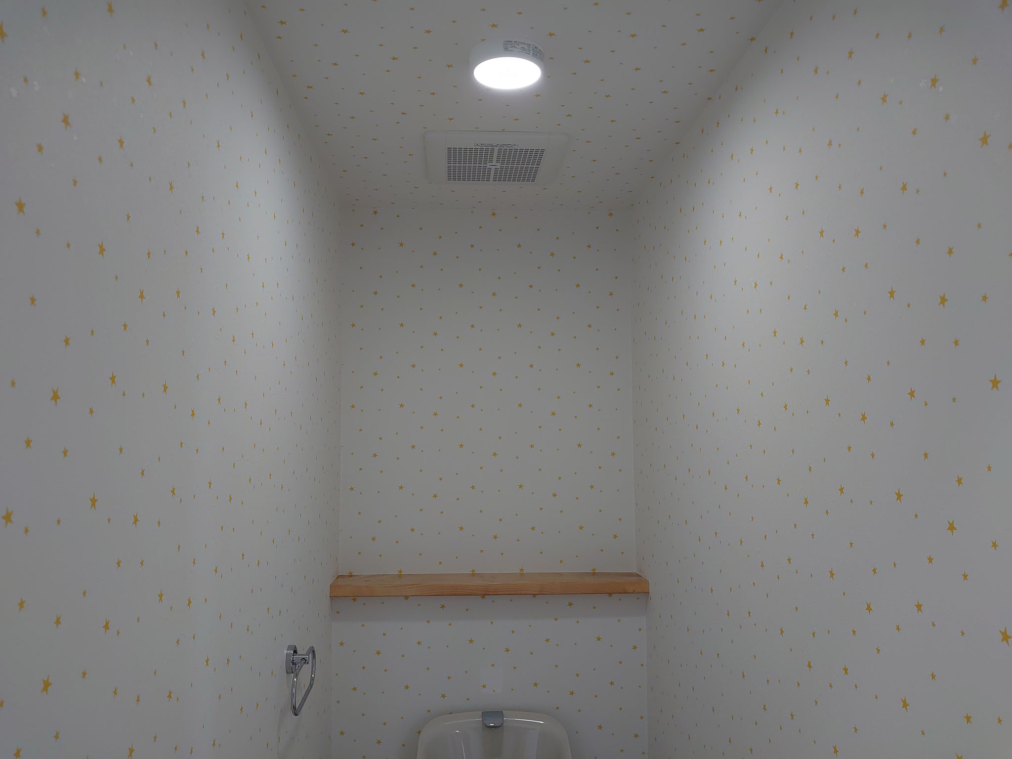 ２Fトイレの壁紙は星柄