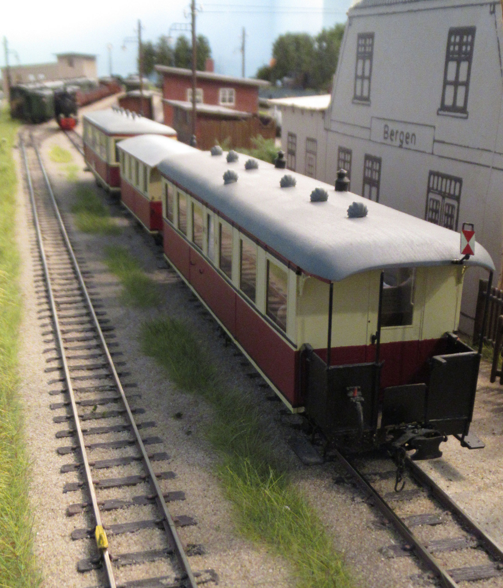 Er steigt auf und los geht es der nächsten Aufgabe entgegen, derweil der Triebwagen-Zug wieder in korrekter Wagenreihung abfahrbereit in Gleis 3a steht.