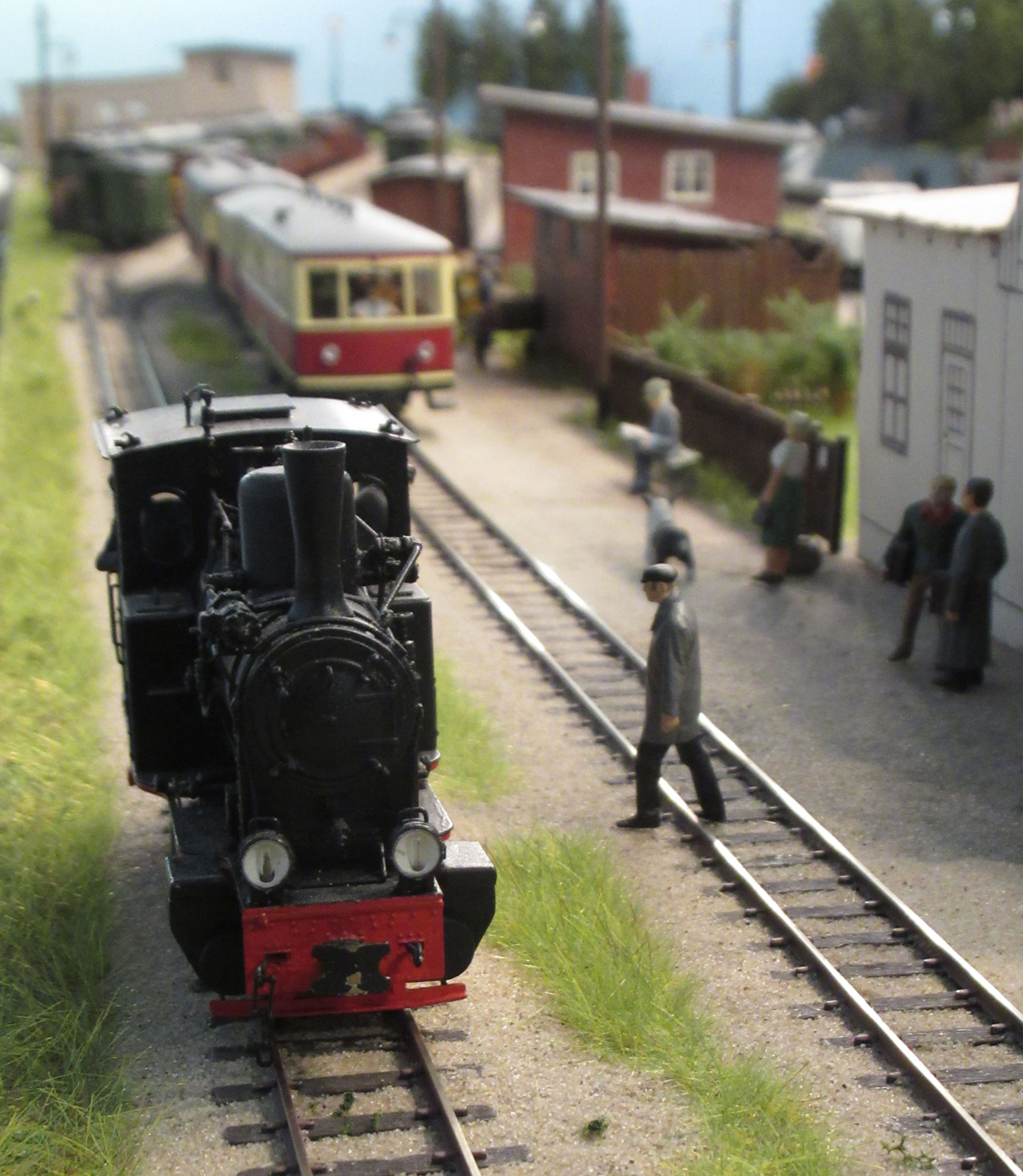 Wärend Pt842 nach Gleis 3a in Bergen Ost einfährt, geht der Rangierleiter zur Lok 9 in Gleis 4a, die dort schon auf ihn wartet.