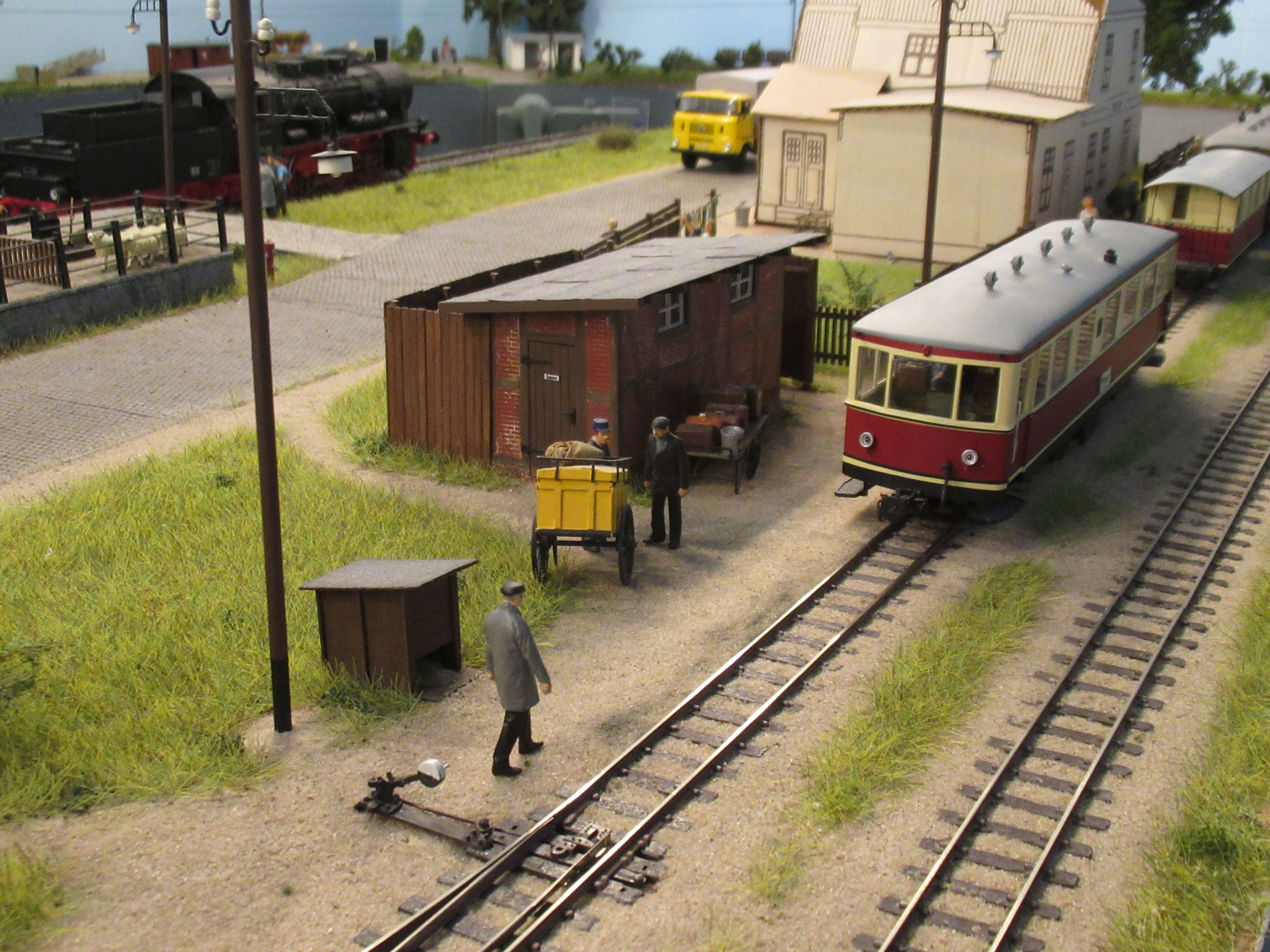 Er legt die Weiche 14 um und gibt dem Triebwagen Zeichen "kommen". Nachdem der Triebwagen die Weiche 14 passiert hat, legt er diese wieder zurück und verschliesst sie nun auch wieder. Dann geht er dem Triebwagen hinterher.
