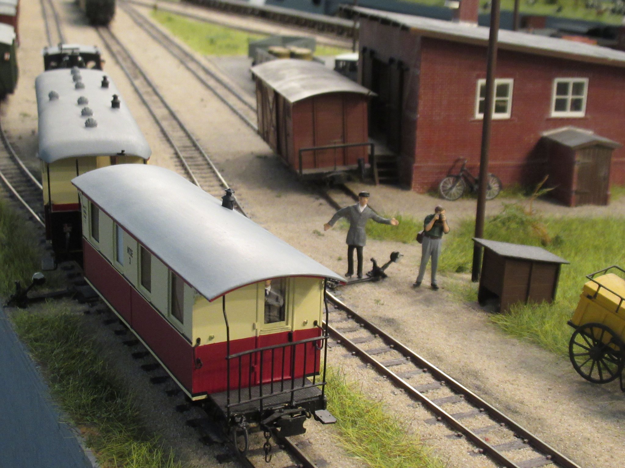 Auf der Höhe der Weiche 14 gibt er Haltzeichen, geht rüber zur Weiche 14, schliesst diese auf, legt sie um und gibt dann dem Triebwagen das Zeichen "kommen".