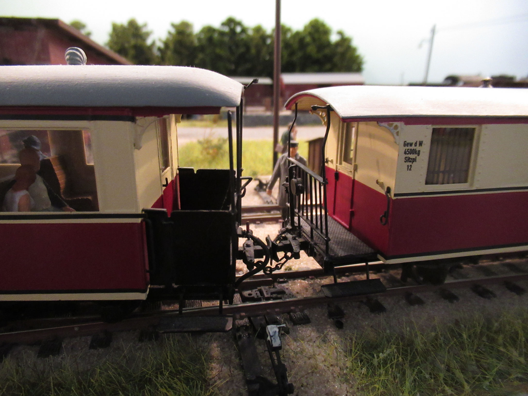 Nachdem der Triebwagen nach Gleis 2 vorgezogen hat, legt der Rangierleiter die Weiche 14 zurück und geht wieder rüber zu seiner Rangierabteilung.