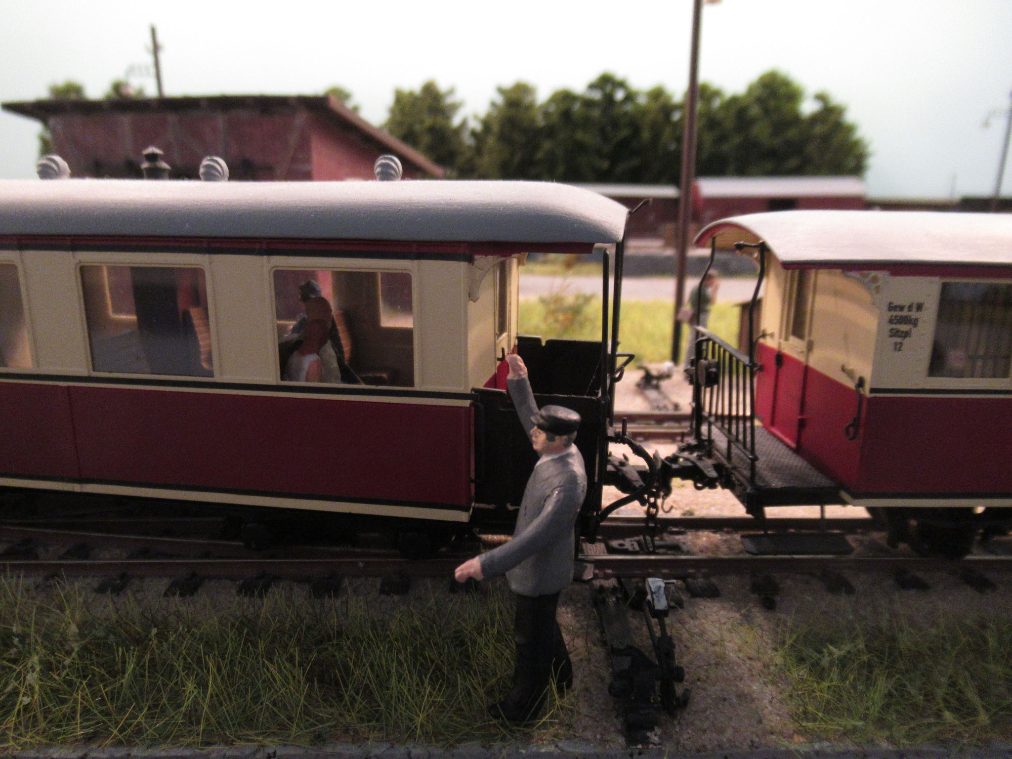 Dort kuppelt er den hinteren Wagen ab und gibt dem Lokführer auf der Lok 9 das Zeichen "wegfahren".
