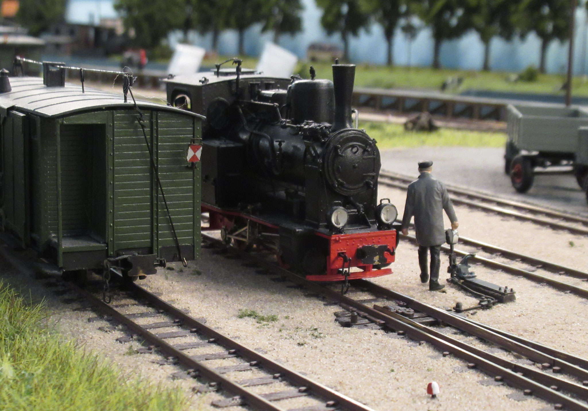 Nachdem die Lok die Weiche 12 passiert hat, legt er diese wieder zurück, steigt auf die Lok und gemeinsam fahren sie zum Pt842 vor.