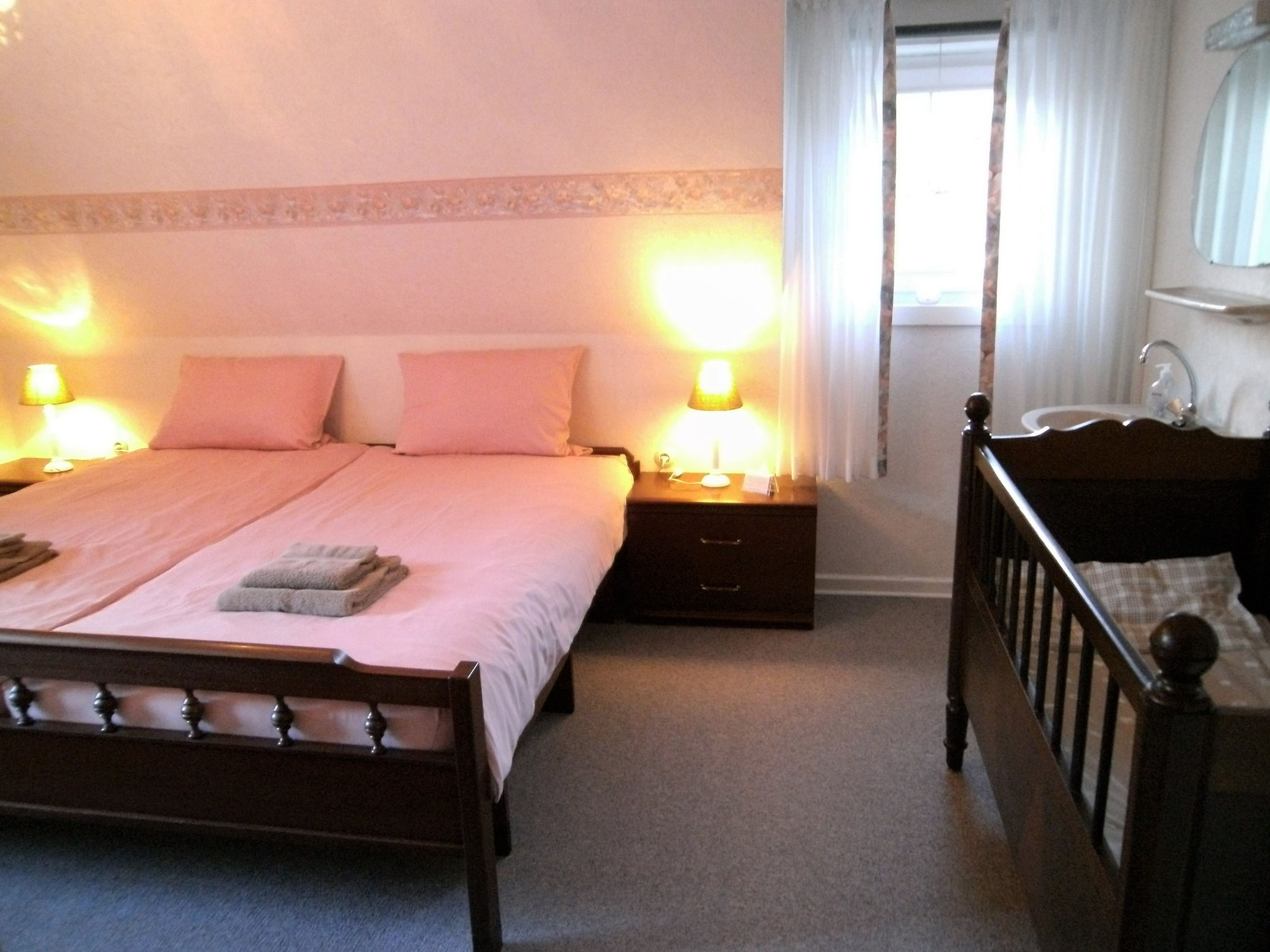 Schlafzimmer m. Babybett