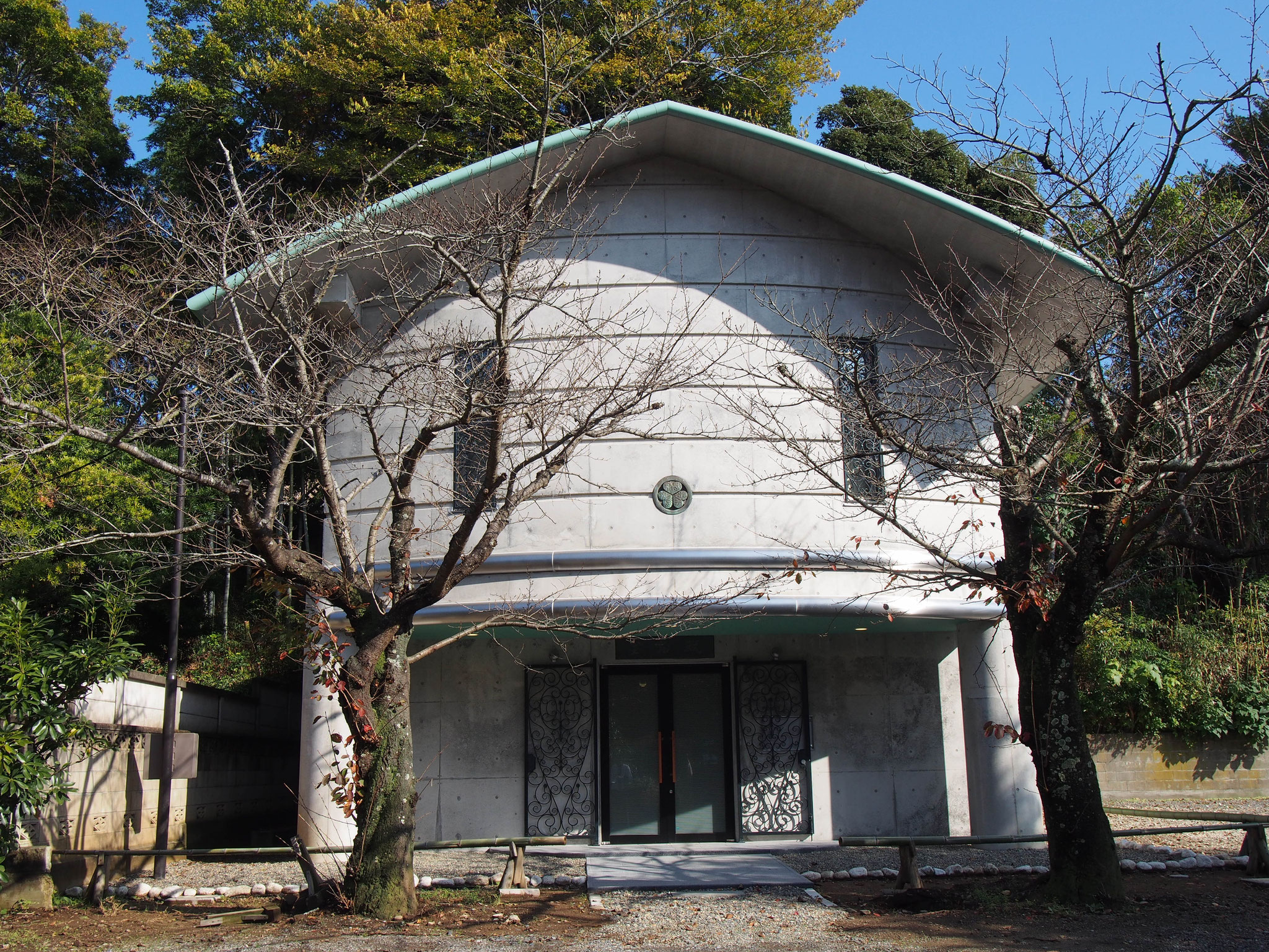 ファサード：三つ葉葵（徳川家御紋）