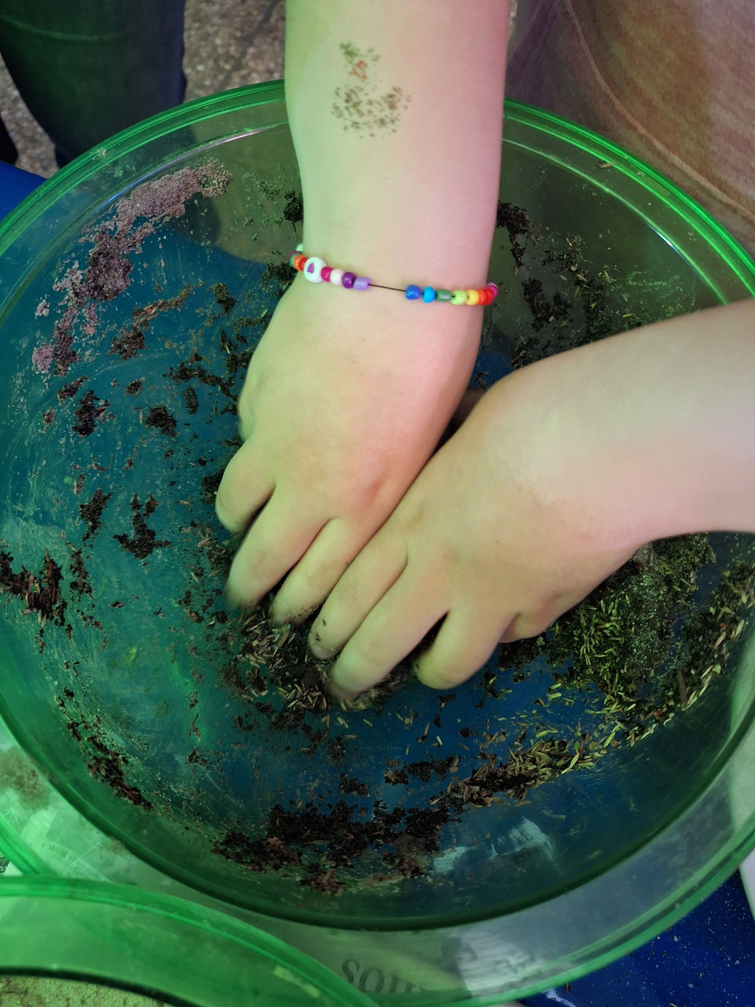 Saatkugeln basteln auf dem Julianenparkfest (Juni 2025) ©NABU/Dirks