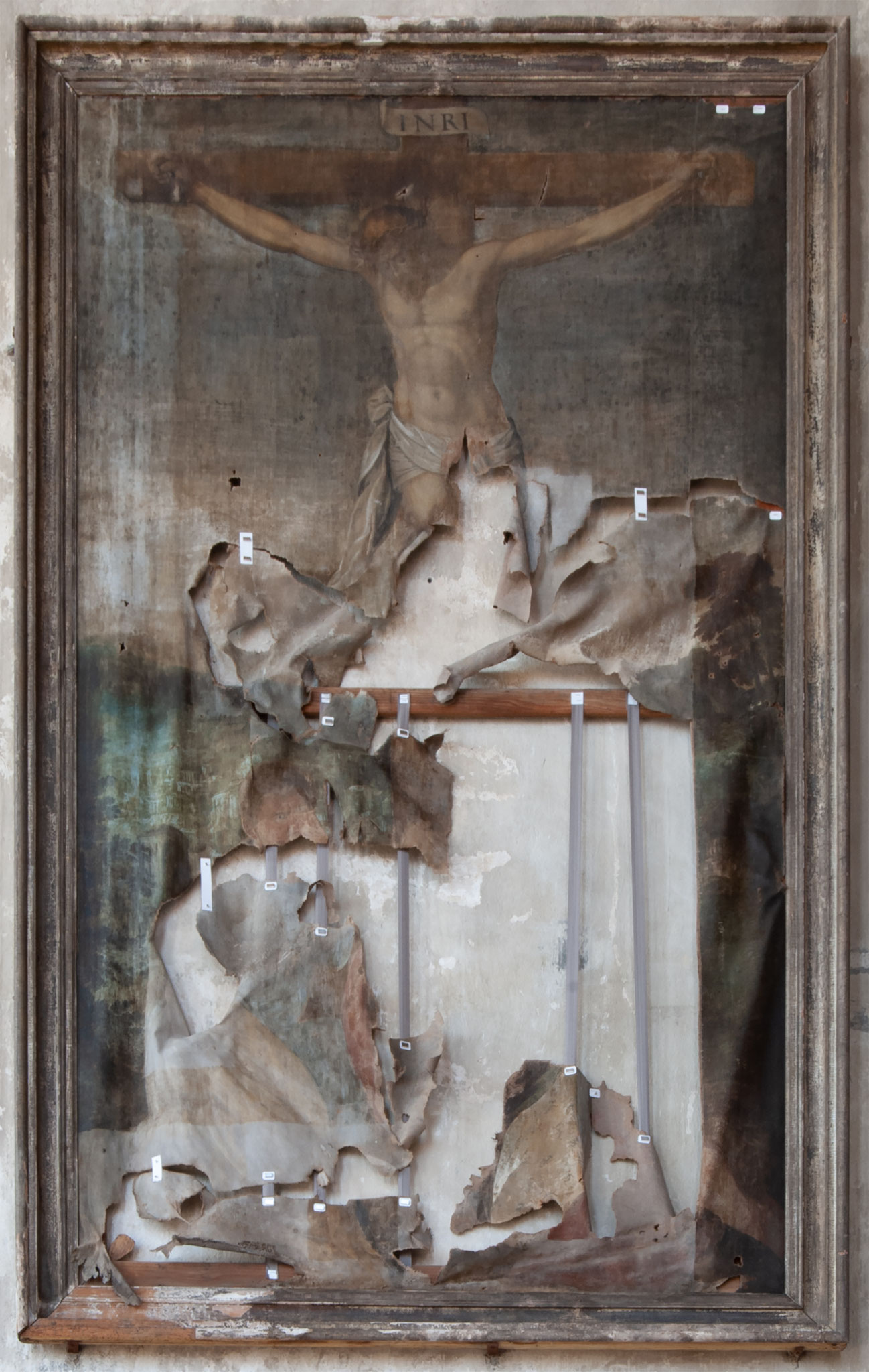 Abb.5: Kreuzigungsgemälde in der Schlosskirche nach Ende der 1. Sicherungsmaßnahmen (Foto: Tino Simon)