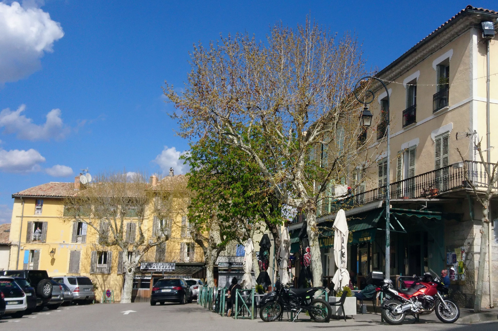 Kaffeepause in einem Dorf