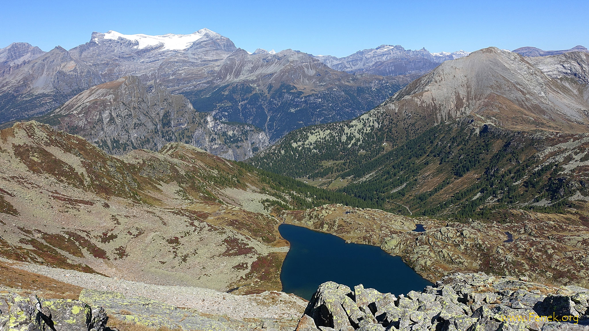 unten leuchtet der Tschawinersee
