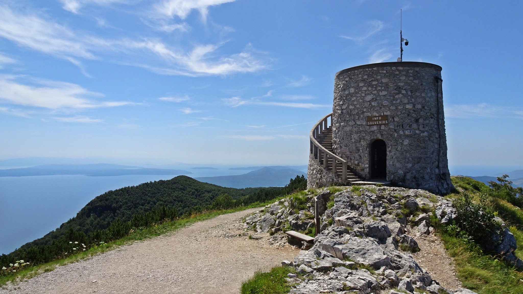 der schöne Turm auf dem Gipfel