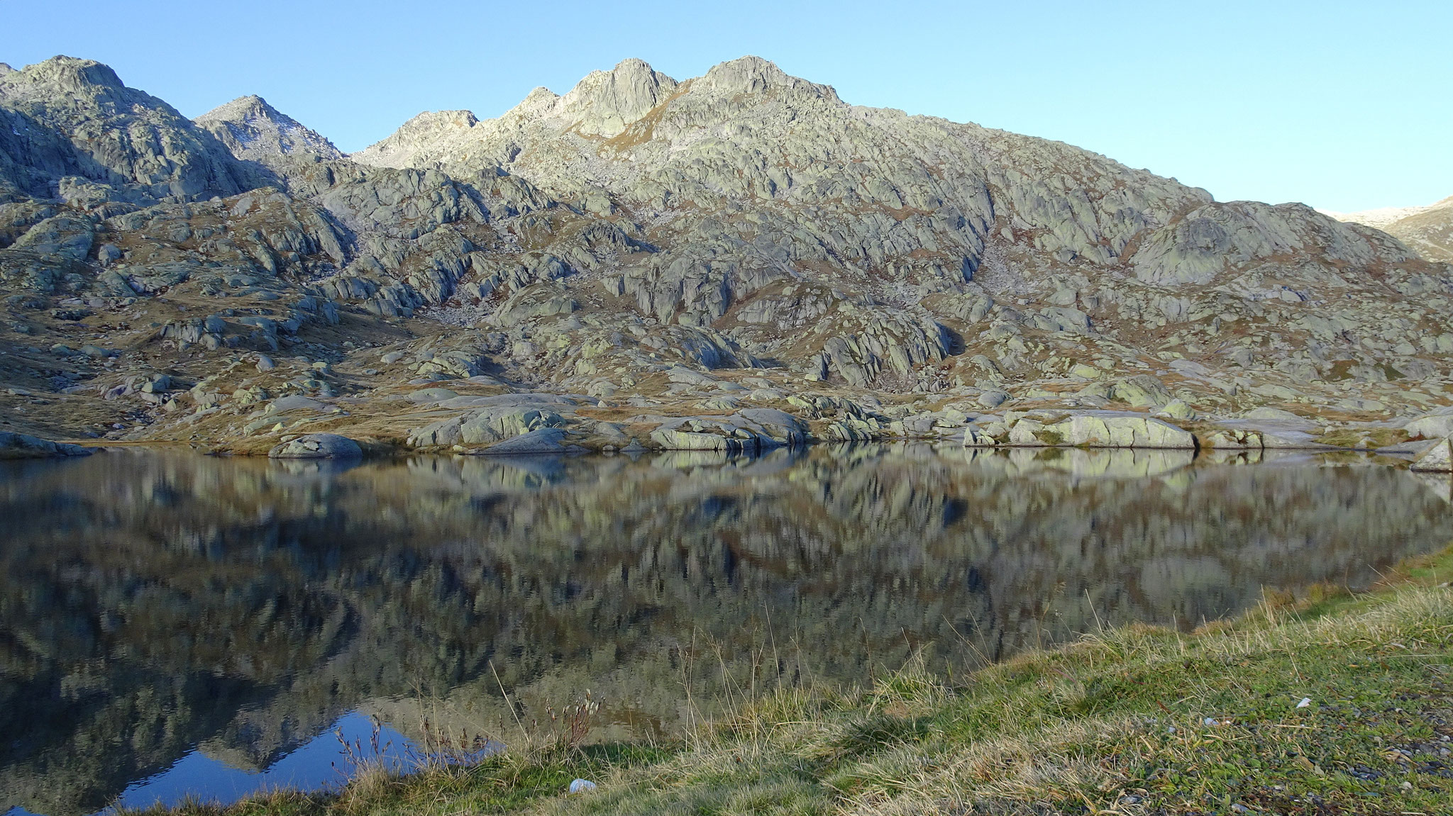 kleiner See auf der Gotthard Passhöhe