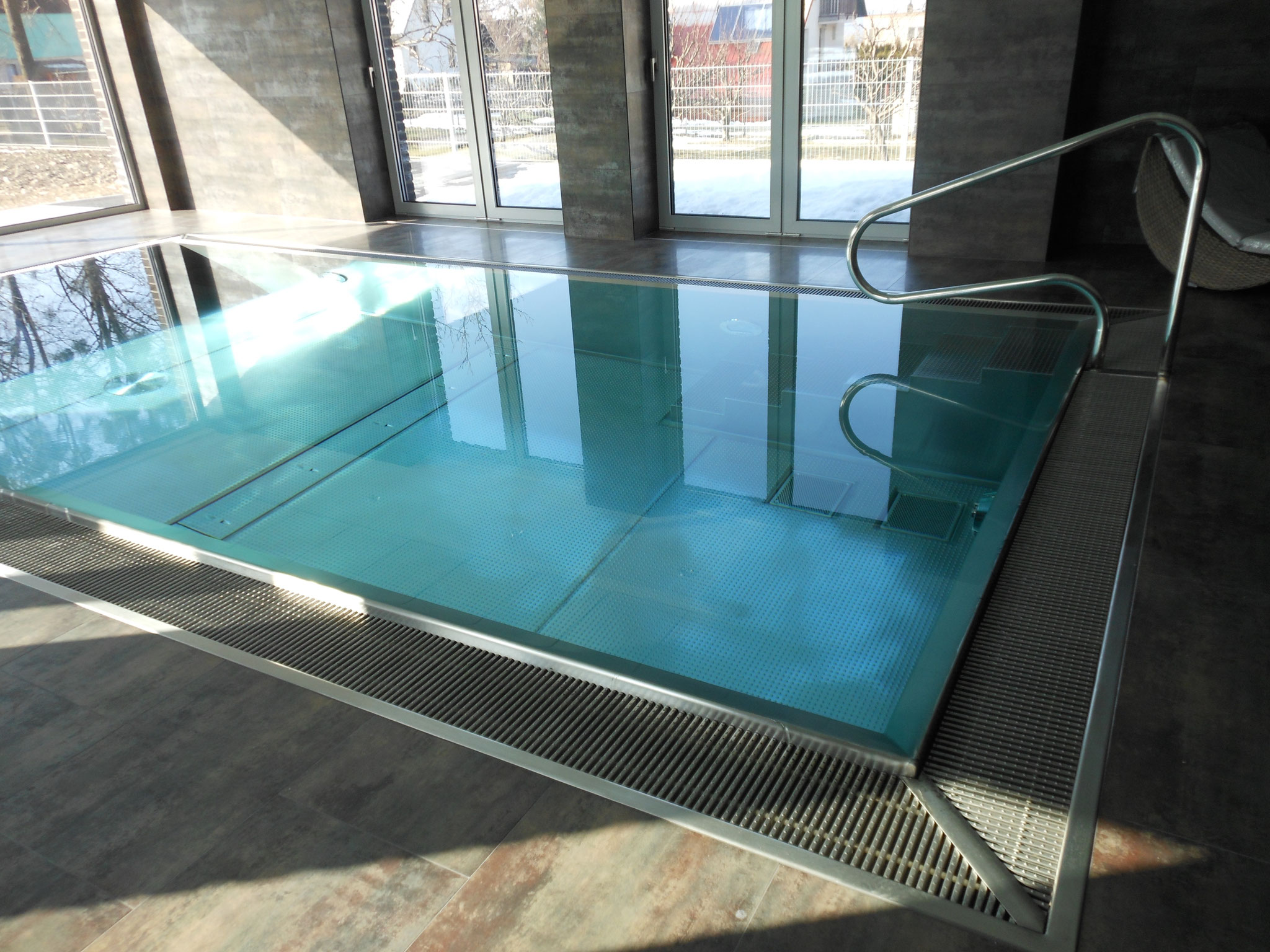 Overflow vs Skimmer Pools Luxury stainless steel pool builder