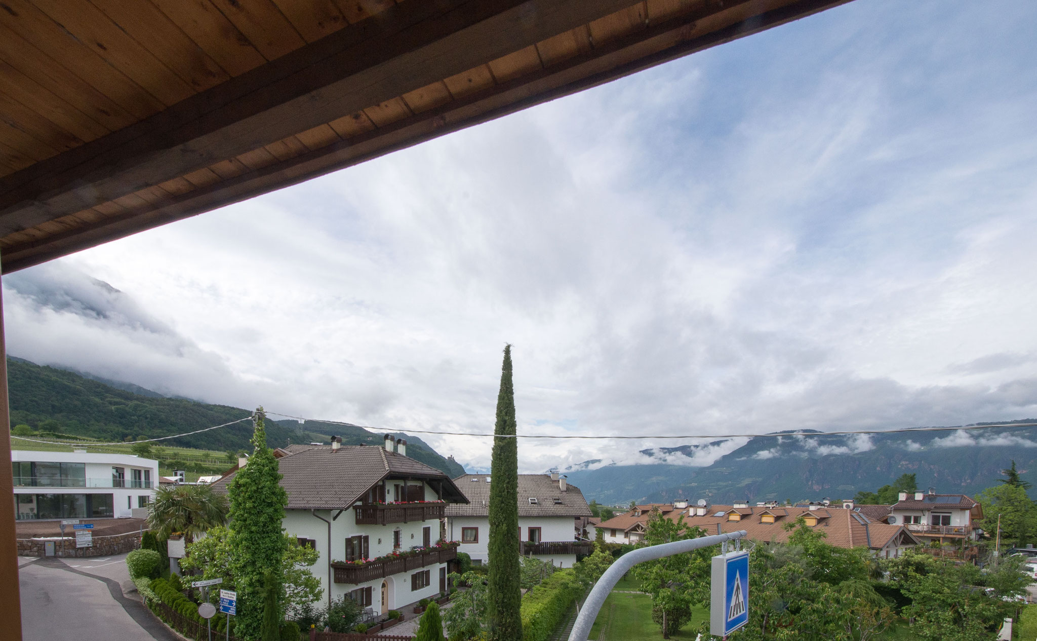 Der Blick aus dem Zimmerfenster von Nummer 5 zeigt in Richtung Norden, als Burg Hocheppan, den Tschögglberg und Bozen