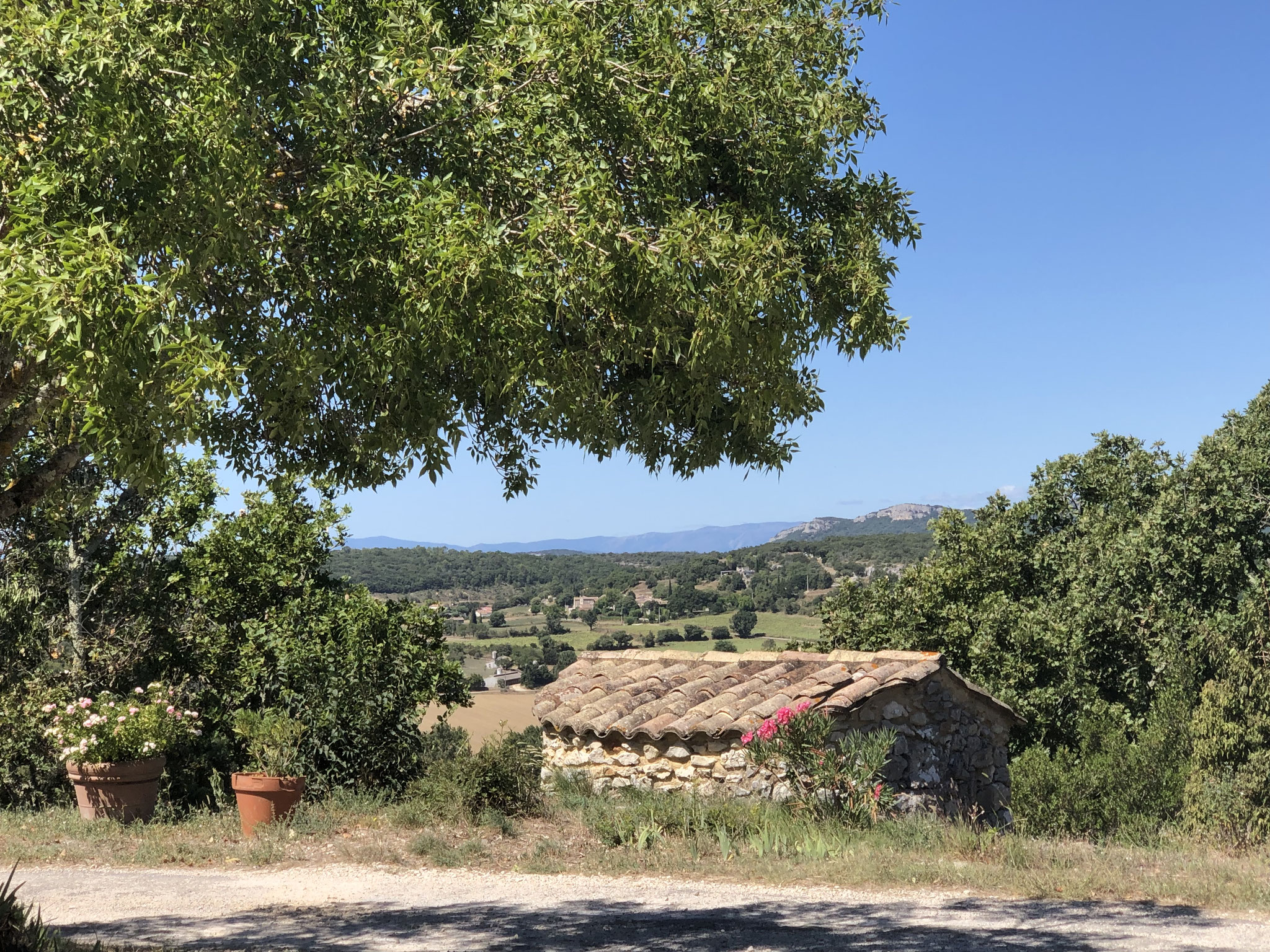 La petite maisonnette du gîte avec vue sur la plaine de Lussan, le Serre de Fons sur Lussan et les Cévennes 