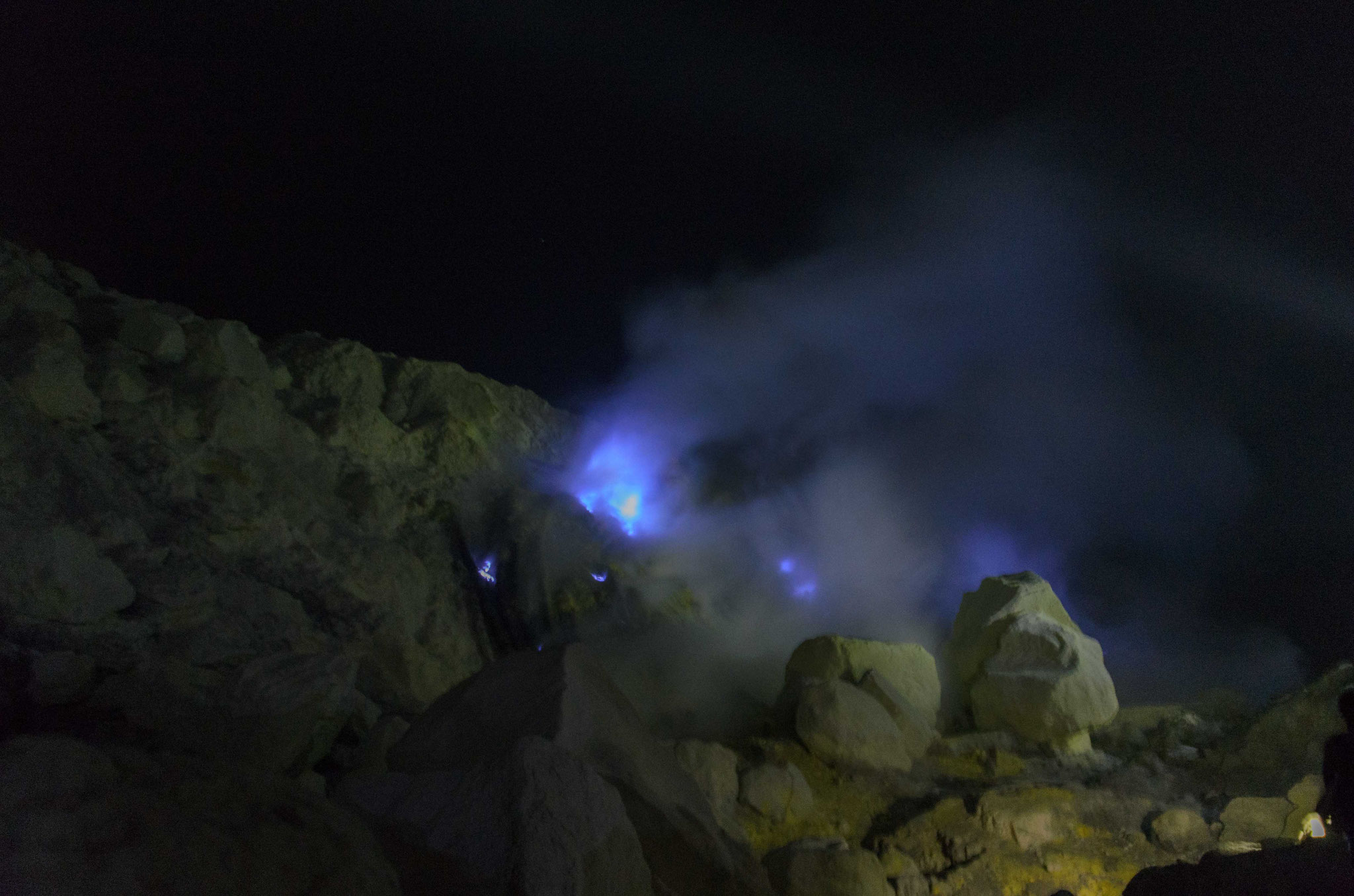 Zwar leider auf Grund der totalen Finsternis nicht in bester Qualität - die blauen Flammen des Ijens