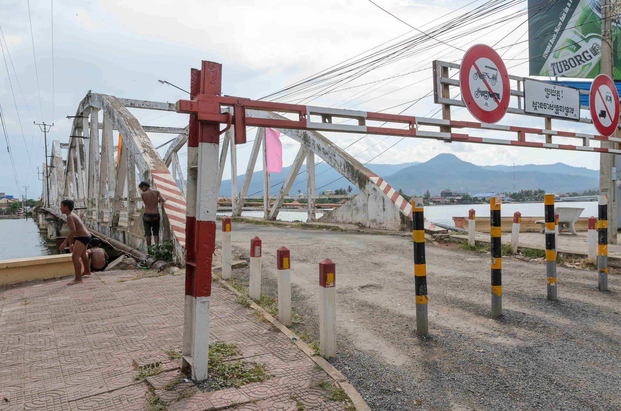 Die "alte Brücke", an der Jungs sich durch Sprünge in den Fluss abkühlen