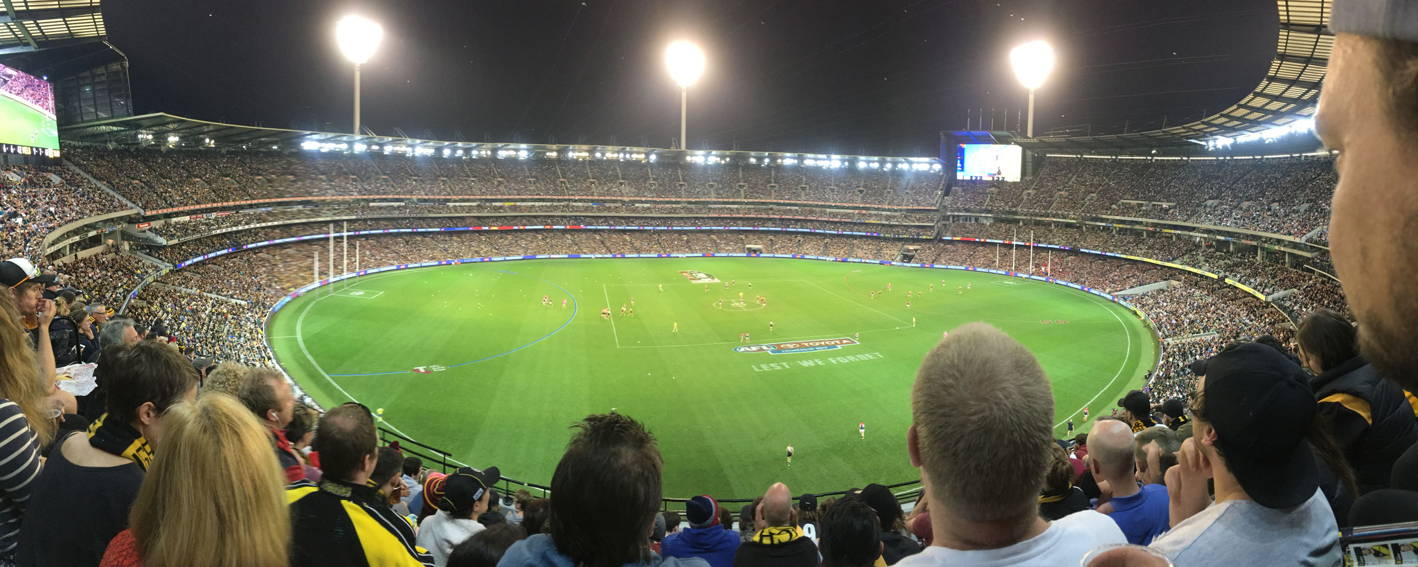 Zum Abschluss besuchten wir noch ein Australian Football Spiel - in einem Stadium mit 100.000 Plätzen! Somit gäbe es für jeden Einwohner Esslingens einen Platz! 