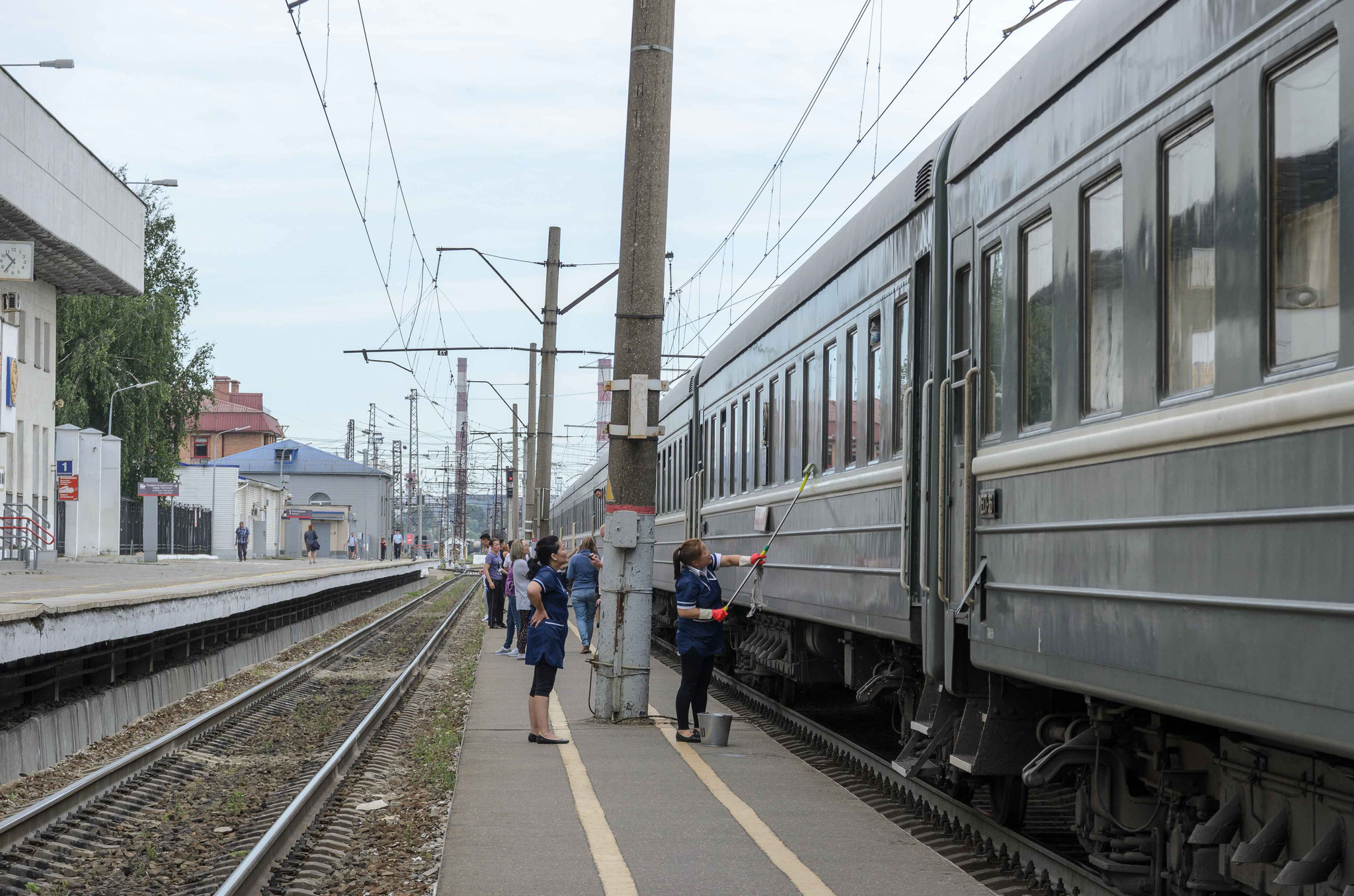 Letzter Bahnhof vor Moskau - die Scheiben werden schon einmal geputzt