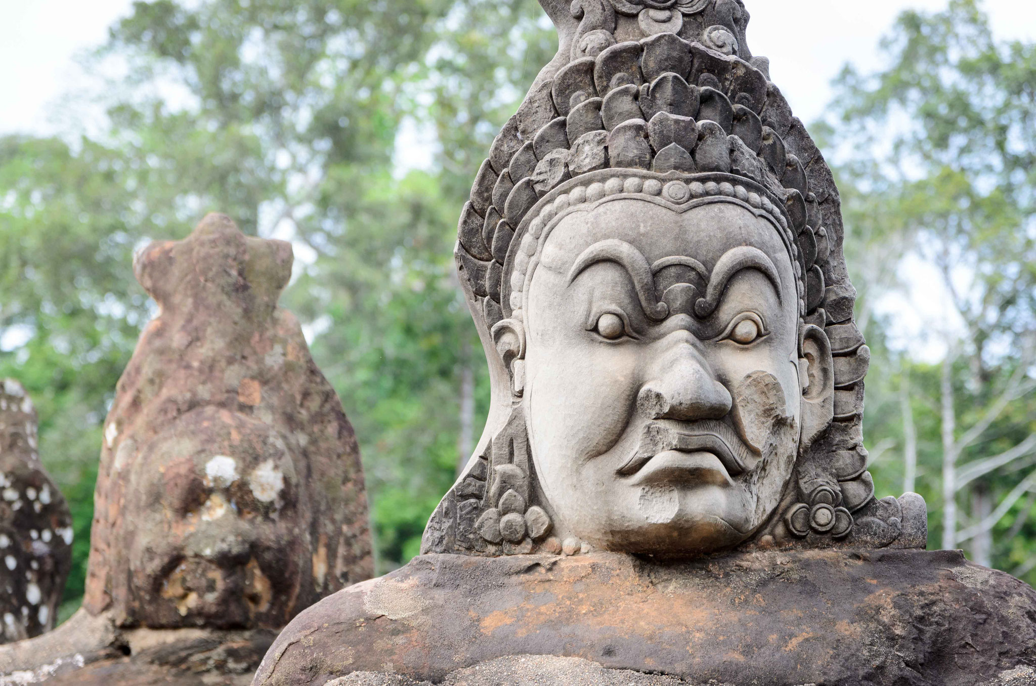 Diese Figuren muss man passieren, wenn man durch das Stadttor Angkor Thoms fährt