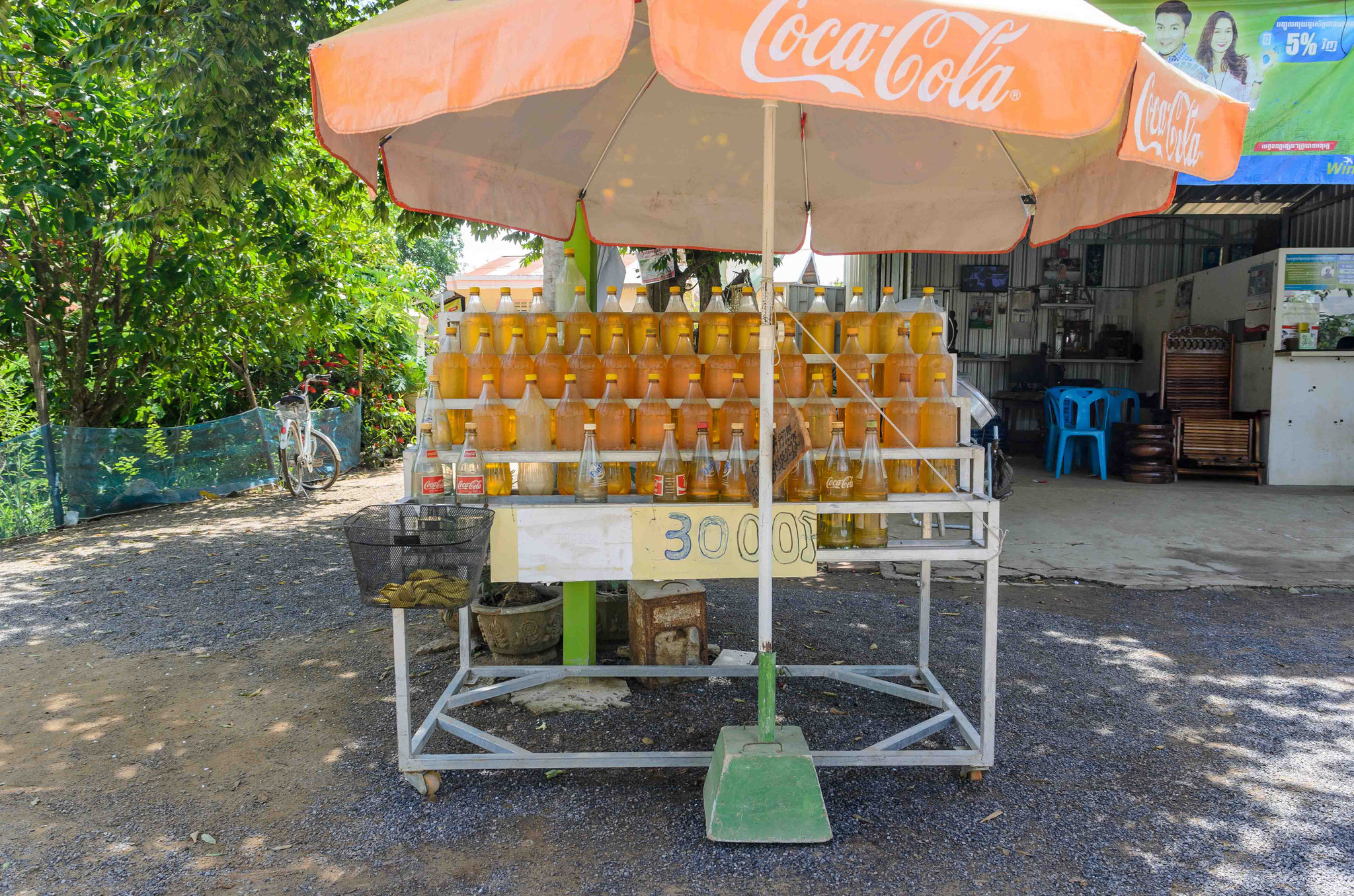 Tankstelle (mit Benzin vom Schwarzmarkt - dieses sei natürlich billiger)