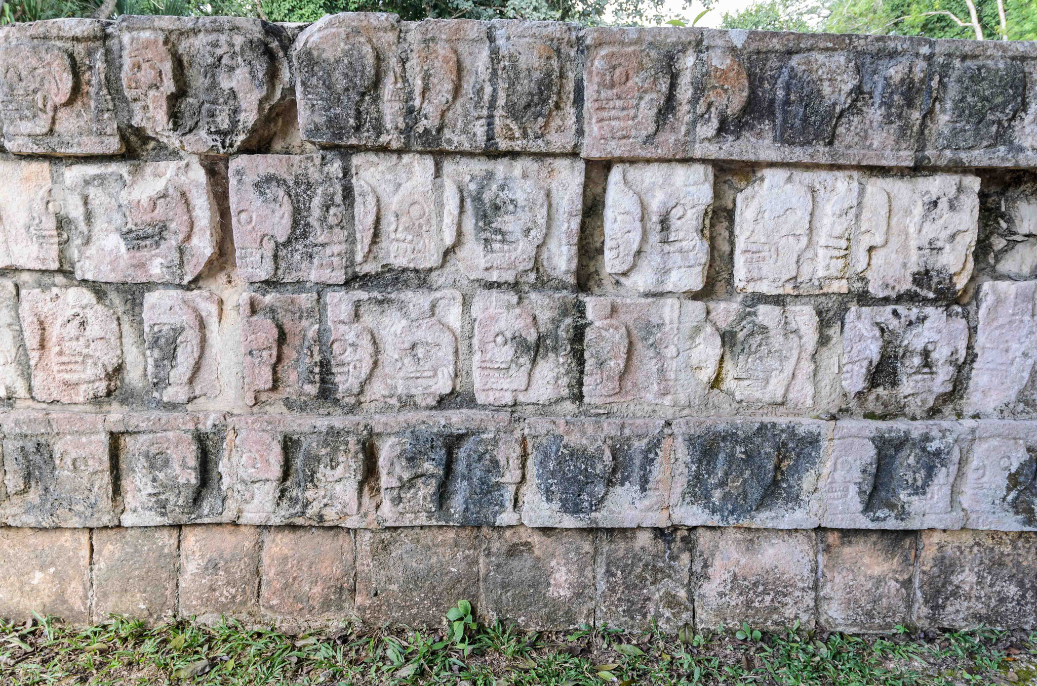 Diese Reliefs weisen auf ein Ritual der Maya hin: Sie spielten eine Form von Fußball - dabei ging es jedoch um Leben oder Tod - die Verlierermannschaft wurde geköpft.