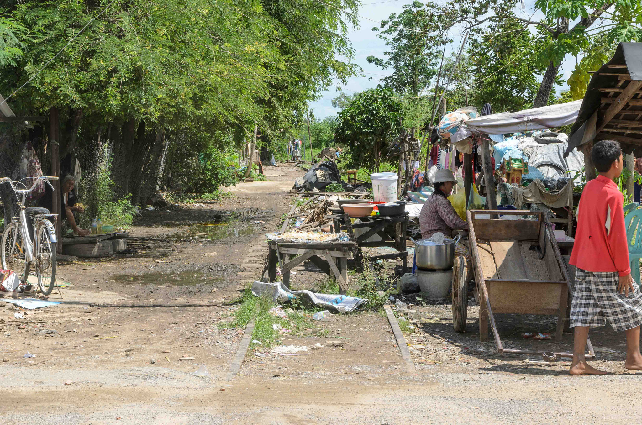 So sehen die Zuggleise momentan noch aus - hier muss einiges passieren, bevor Züge nach Thailand fahren können