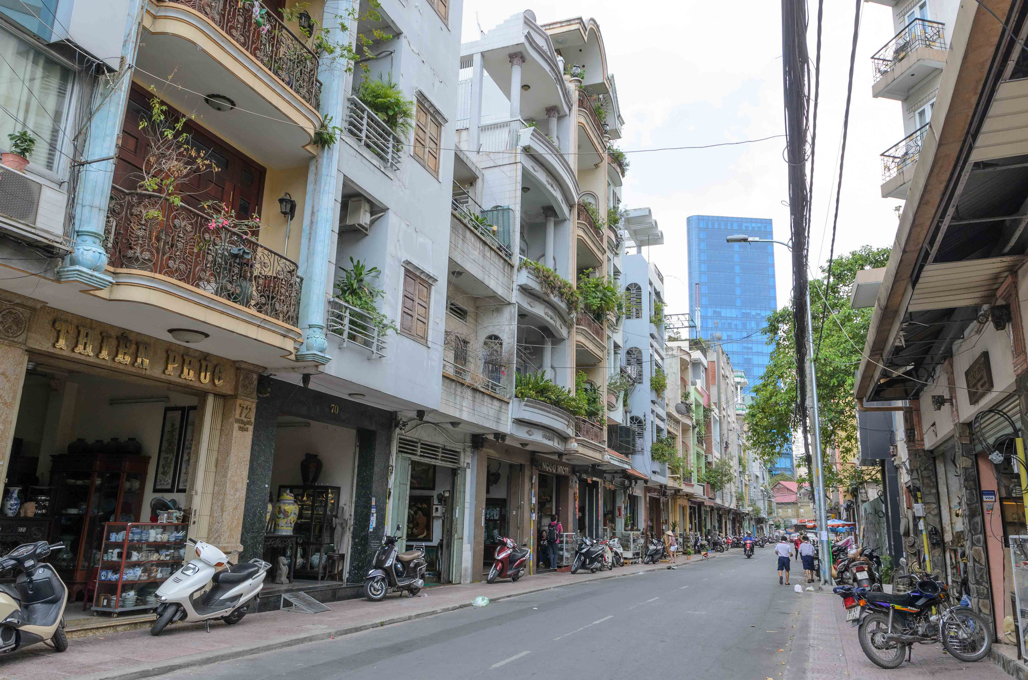 Eine der ruhigeren Seitenstraßen Saigons