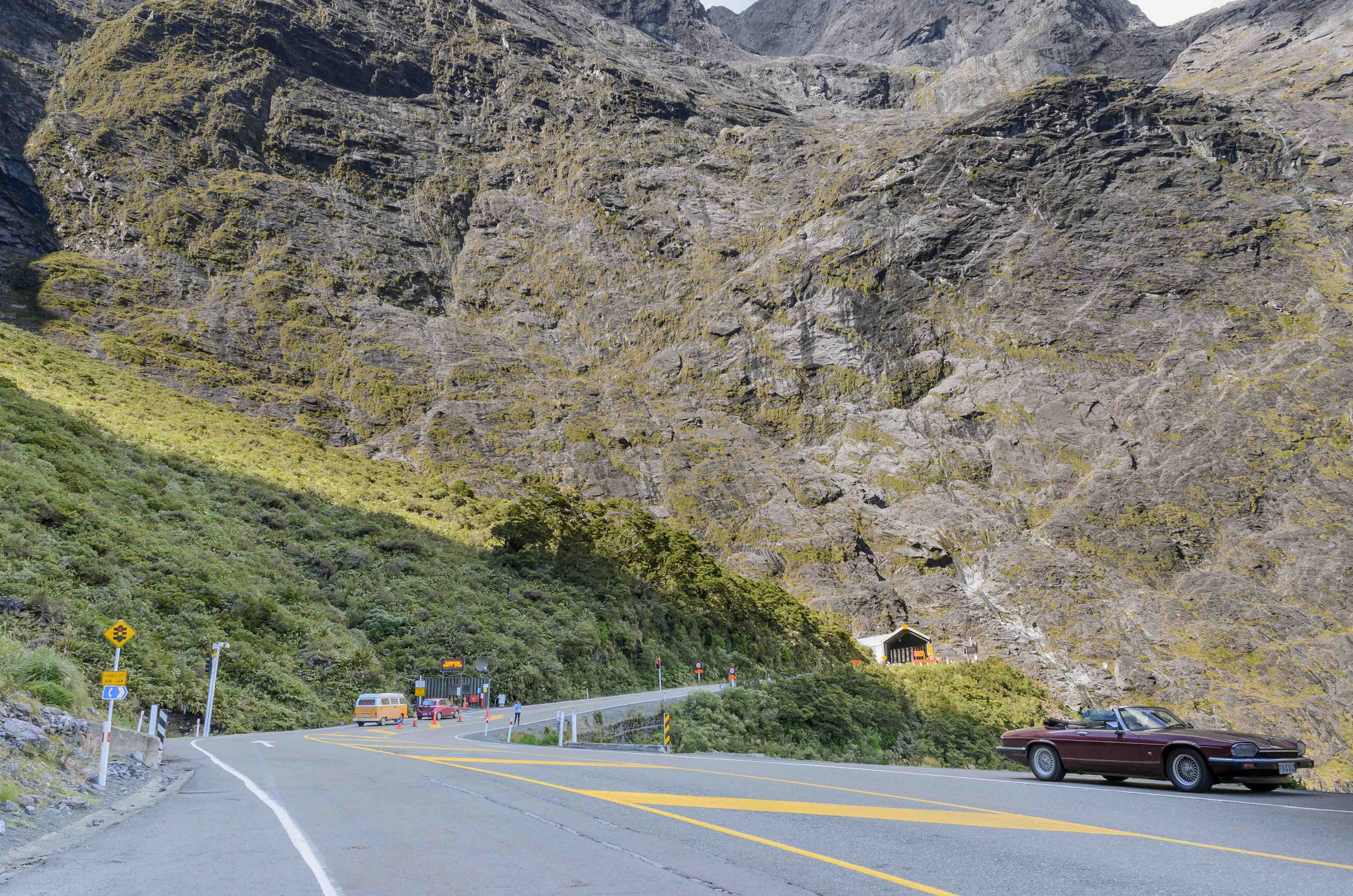 Der einzige Weg aus den Milford Sound führt durch einen einspurigen Tunnel