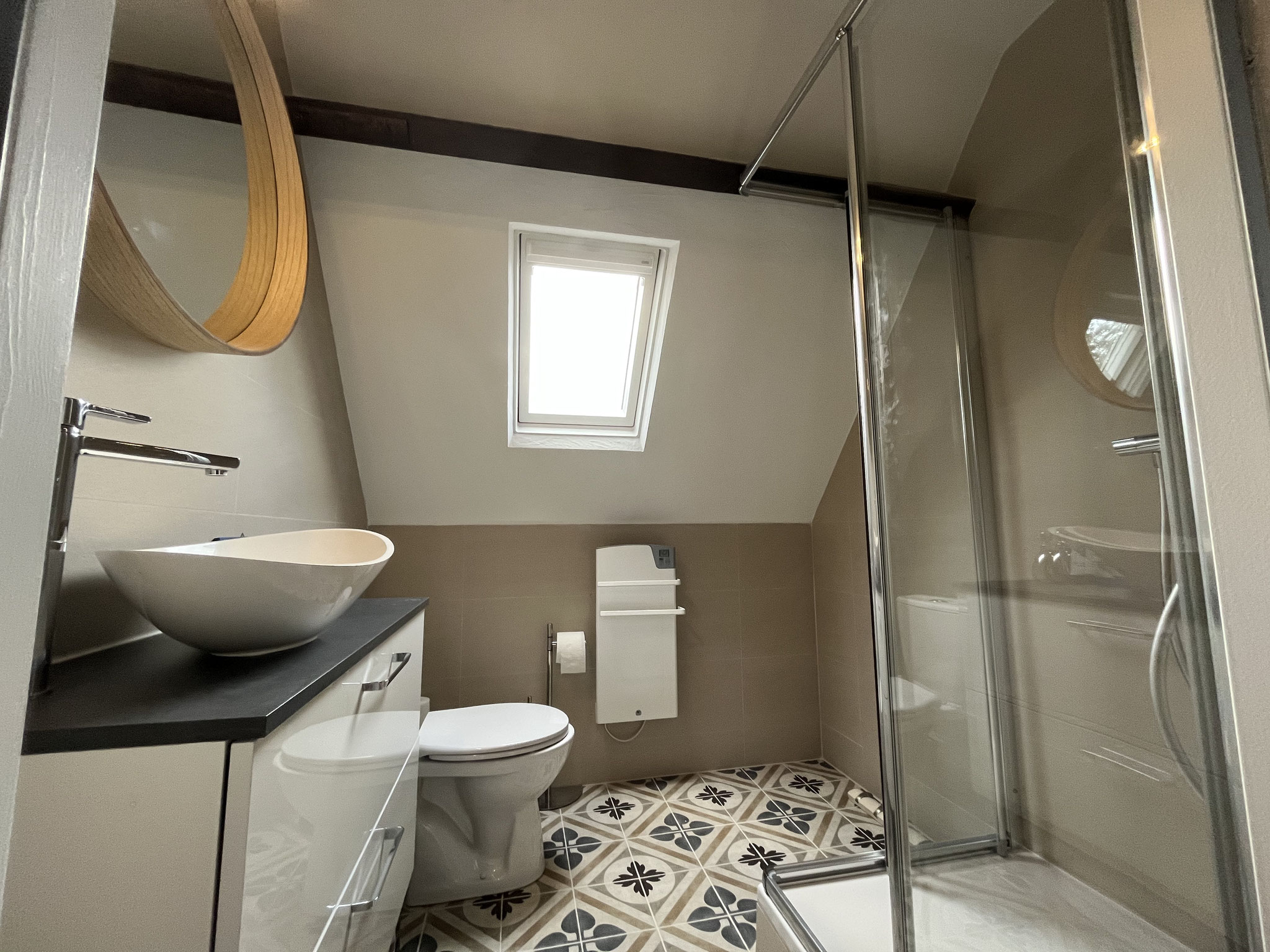 ... mit Toilette und Dachfenster