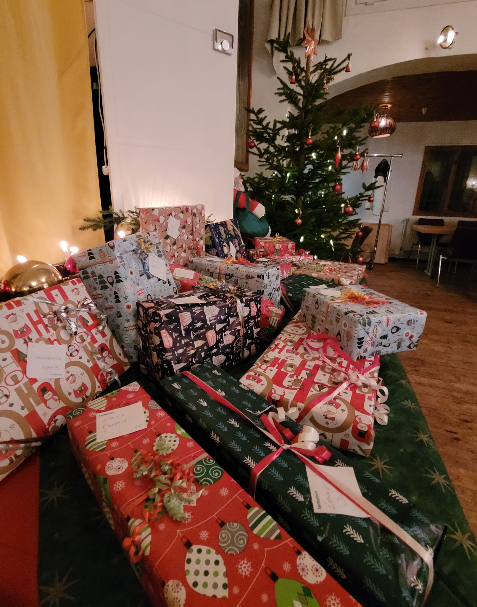 ... Baum und Geschenke sind schon da.