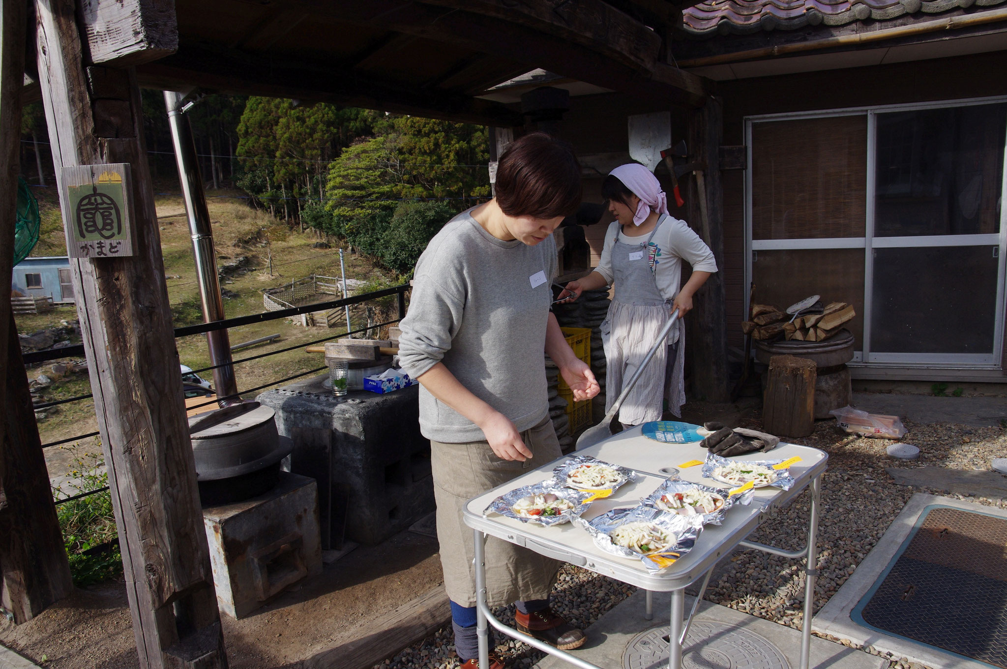 ピザ窯担当のスタッフ、ショウコさんとちえちゃんが手際よく2枚目以降のピザを焼き上げていきます。