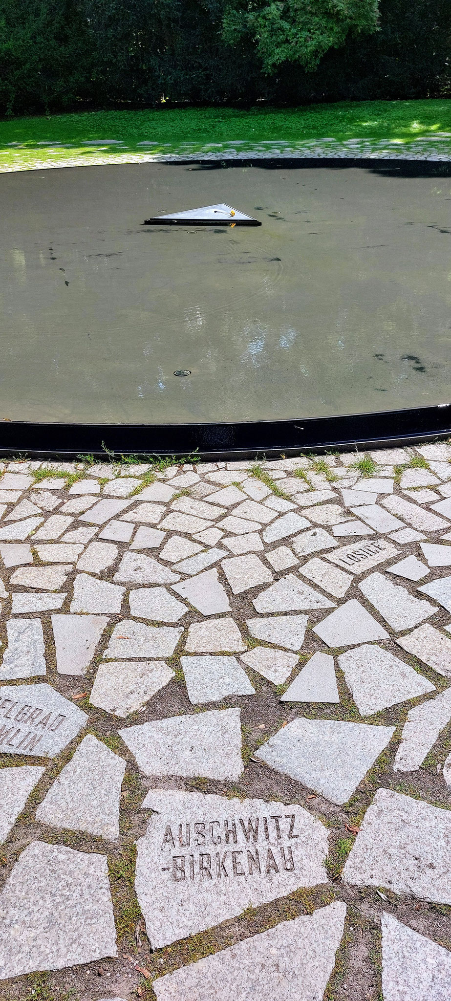 Monument voor Sinit en Roma slachtoffers 2e Wereldoorlog