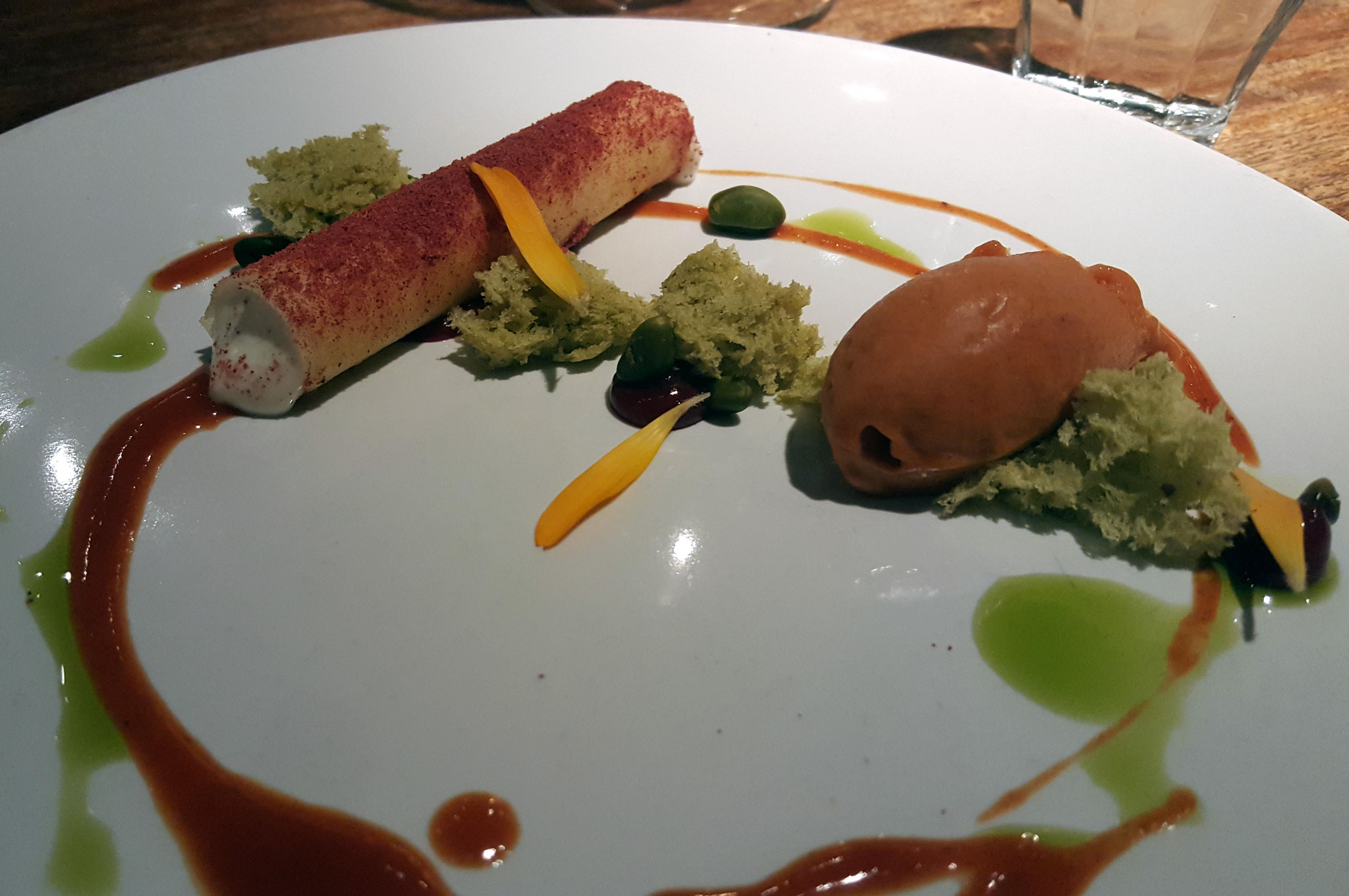 geitenkaasrolletje met een hazelnootcanelle en pistachecrunch