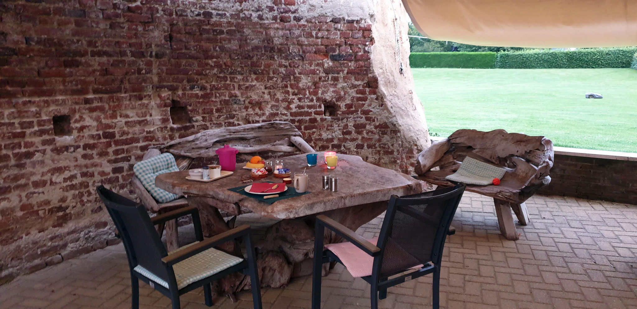 ontbijt tussen de fundamenten van de oude molen
