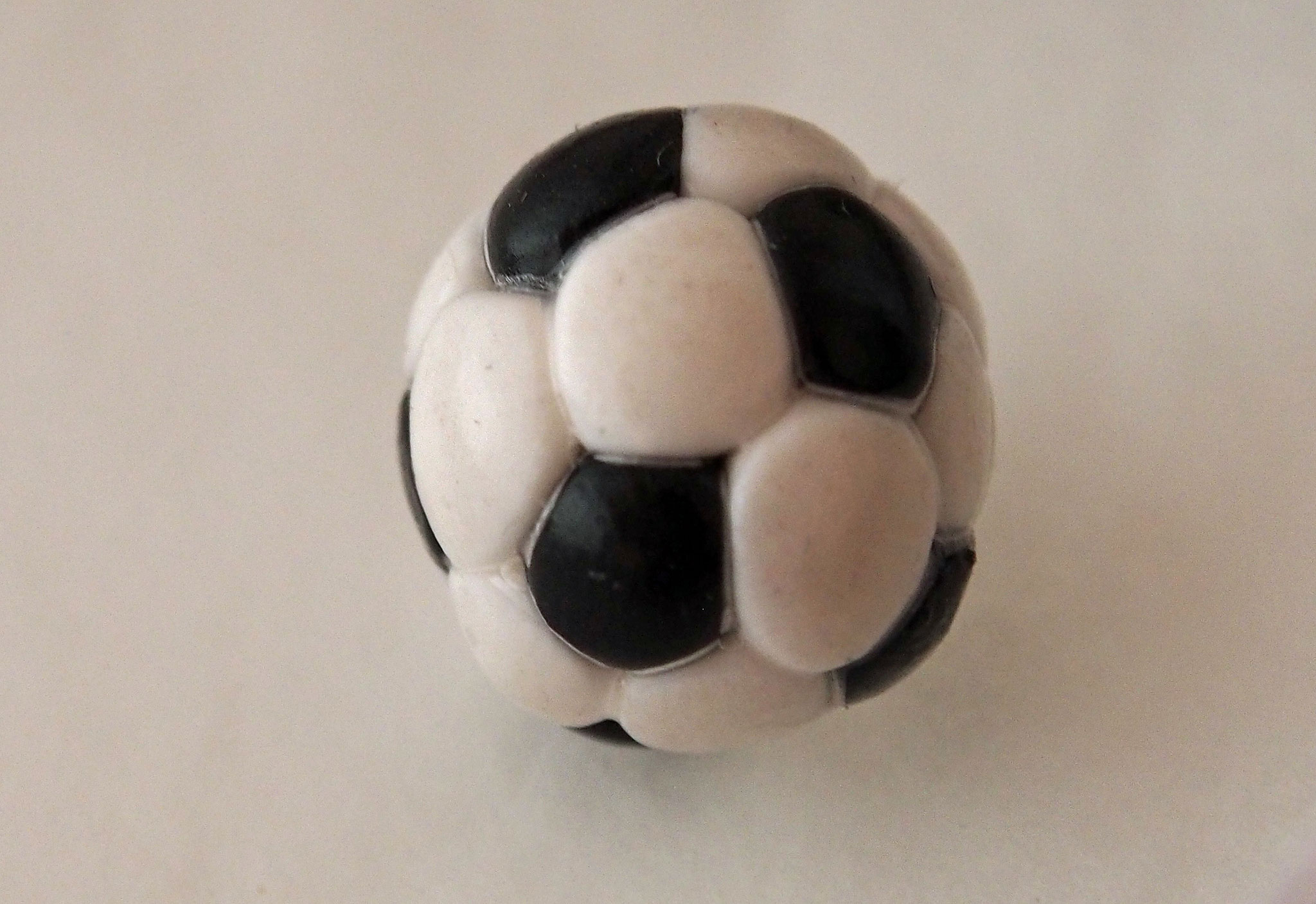handgefertigter Fussball aus Fimo
