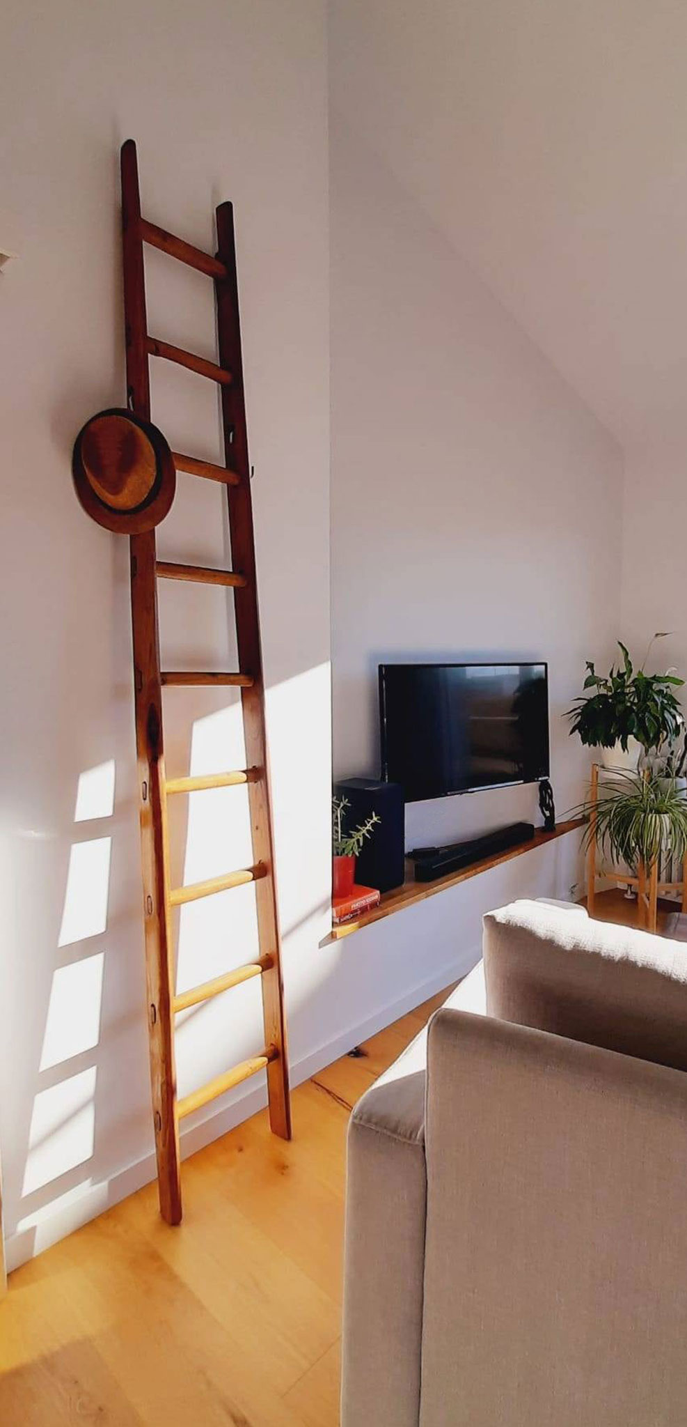 It is beautiful. I still have to put the bar on the wall, that location was only for the picture. Grazie mille again - Alex