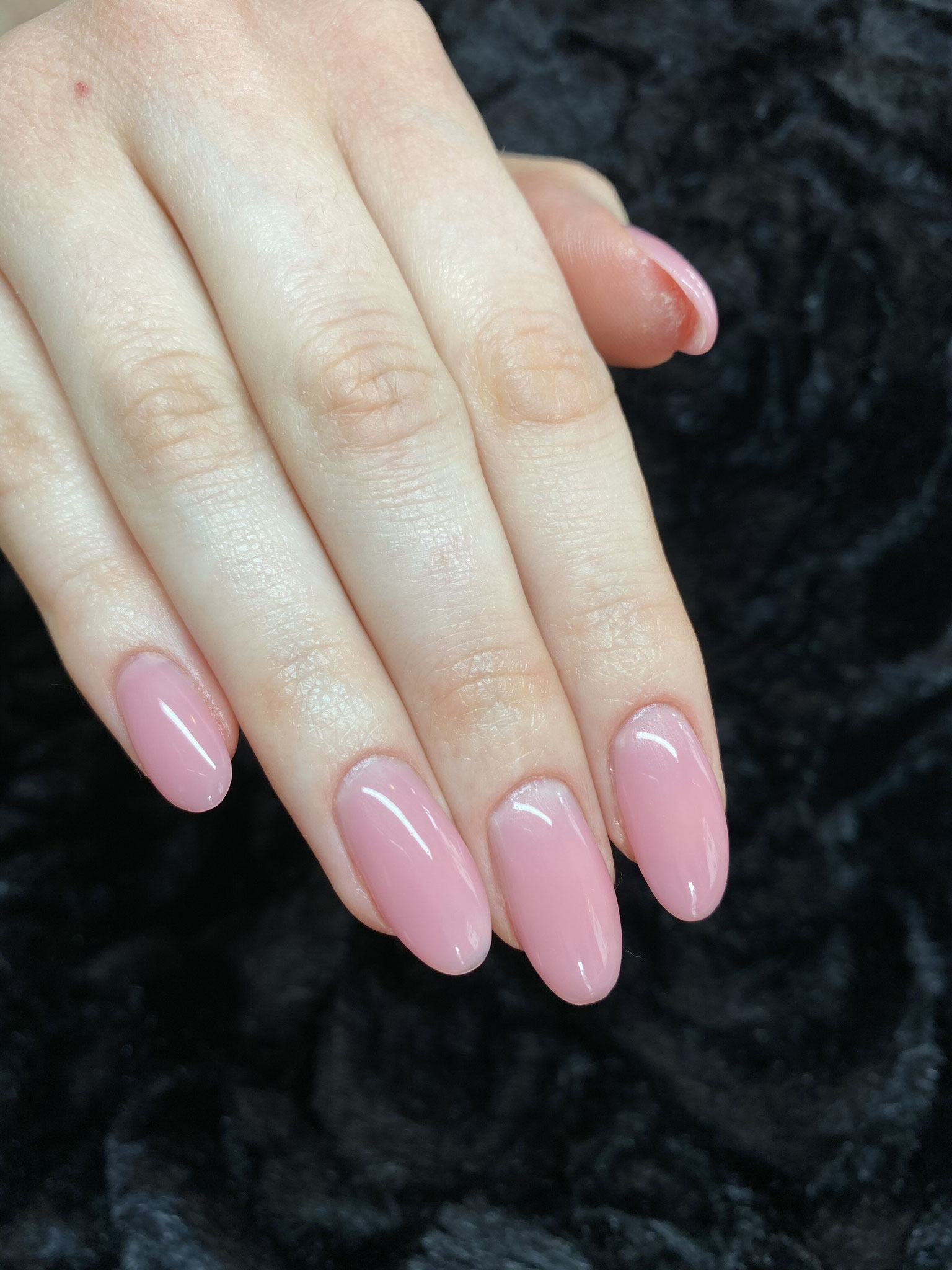 Elegante Maniküre in Naturtönen bei Bella's Beauty Dortmund